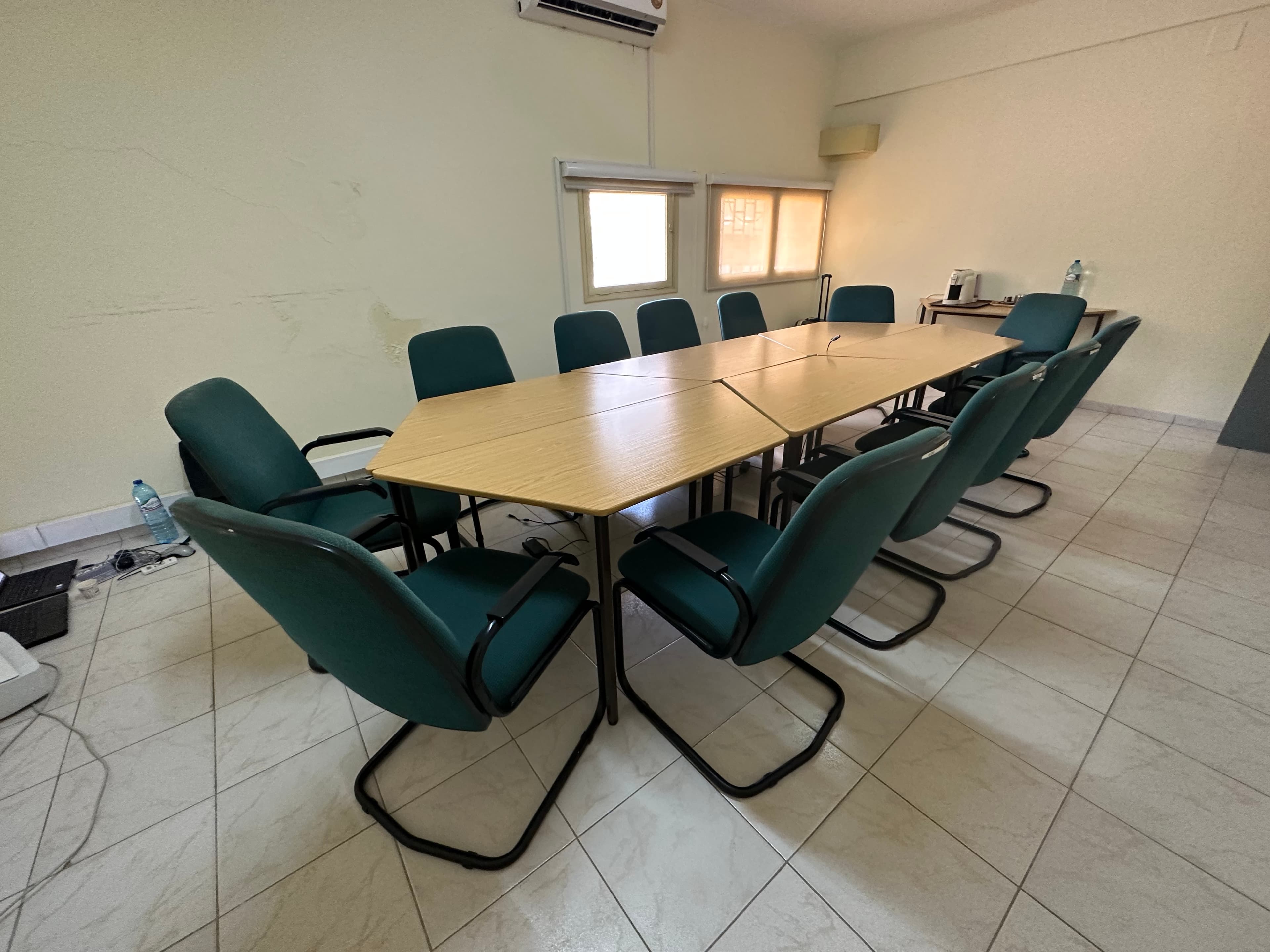 Bureau et 12 chaises — image 2