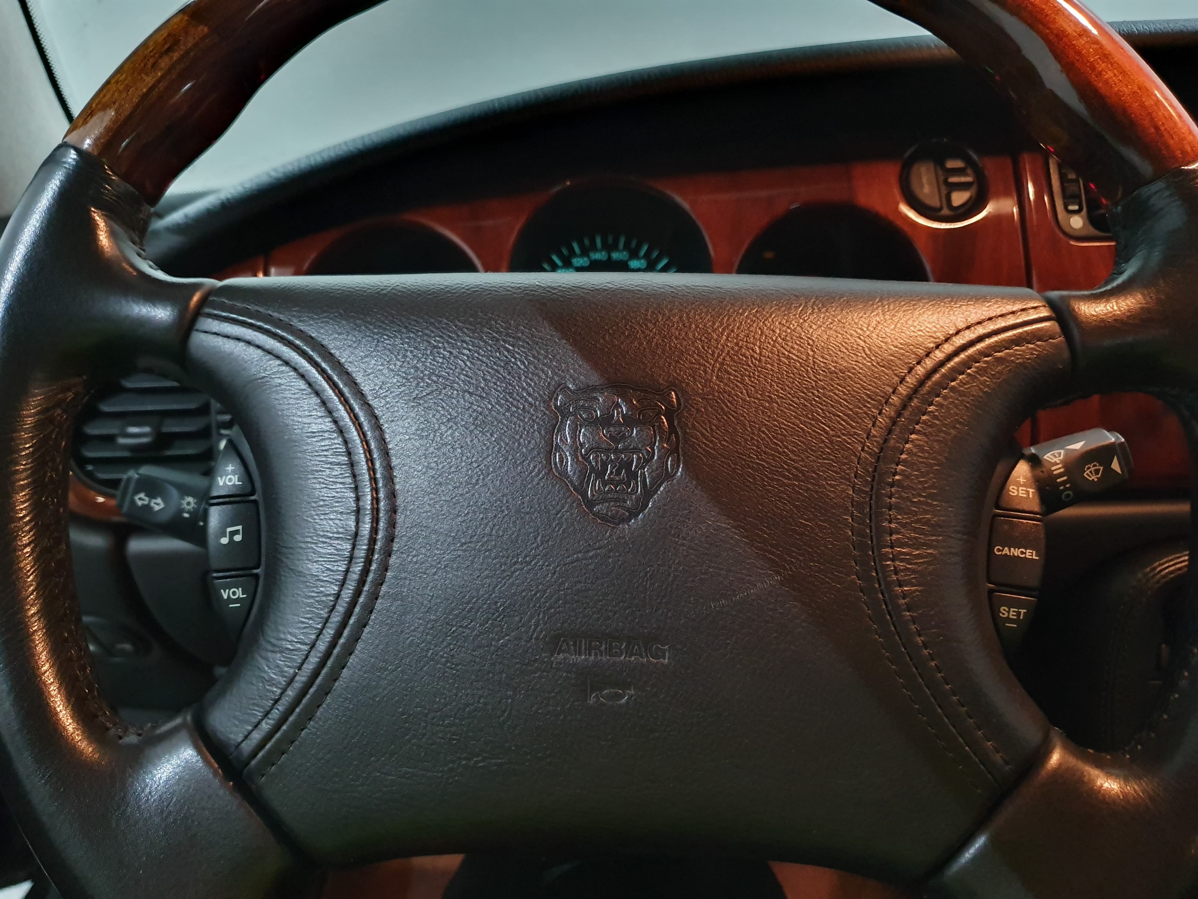 Jaguar XK8 Coupé · Ano 1997 — image 27