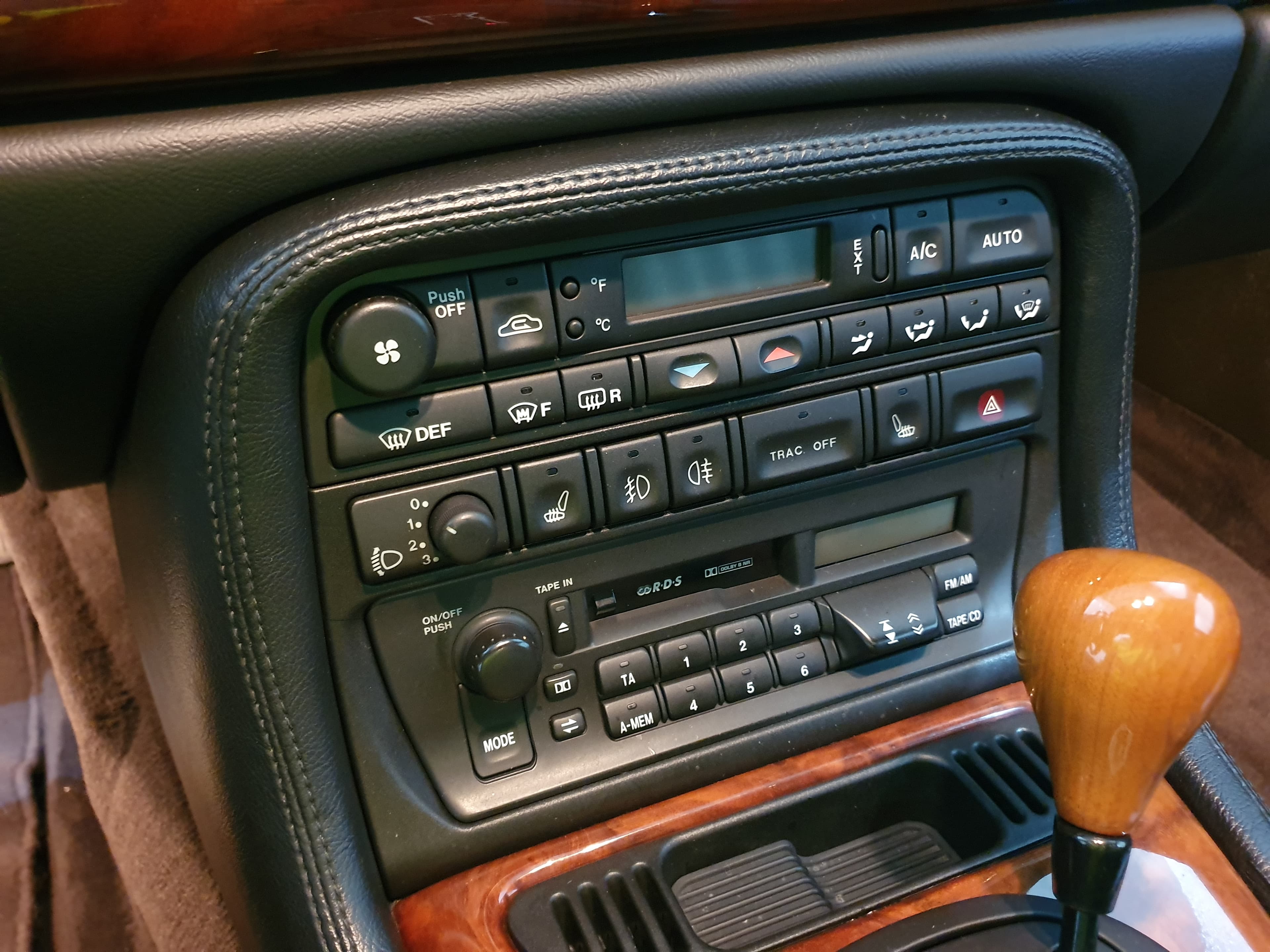Jaguar XK8 Coupé · Ano 1997 — image 25