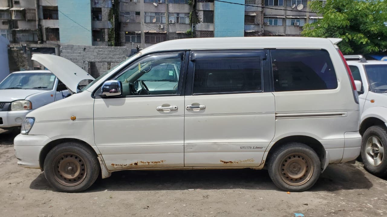 Toyota Noah · Ano 2001 — imagem 3