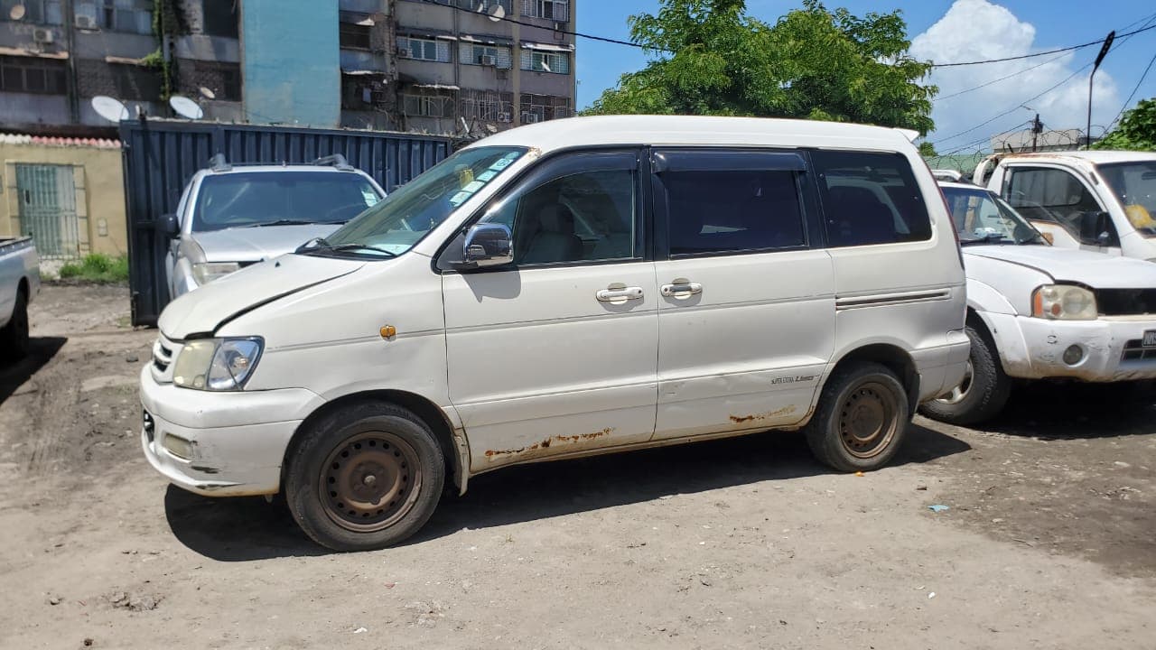 Toyota Noah · Ano 2001 — imagem 2