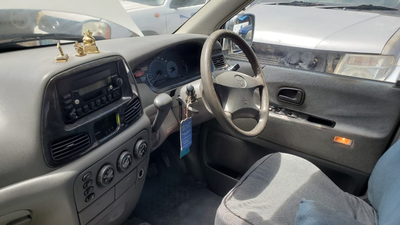 Toyota Noah · Ano 2001 — imagem 8