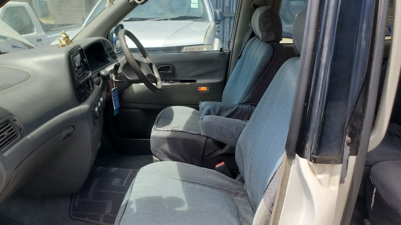 Toyota Noah · Ano 2001 — imagem 5