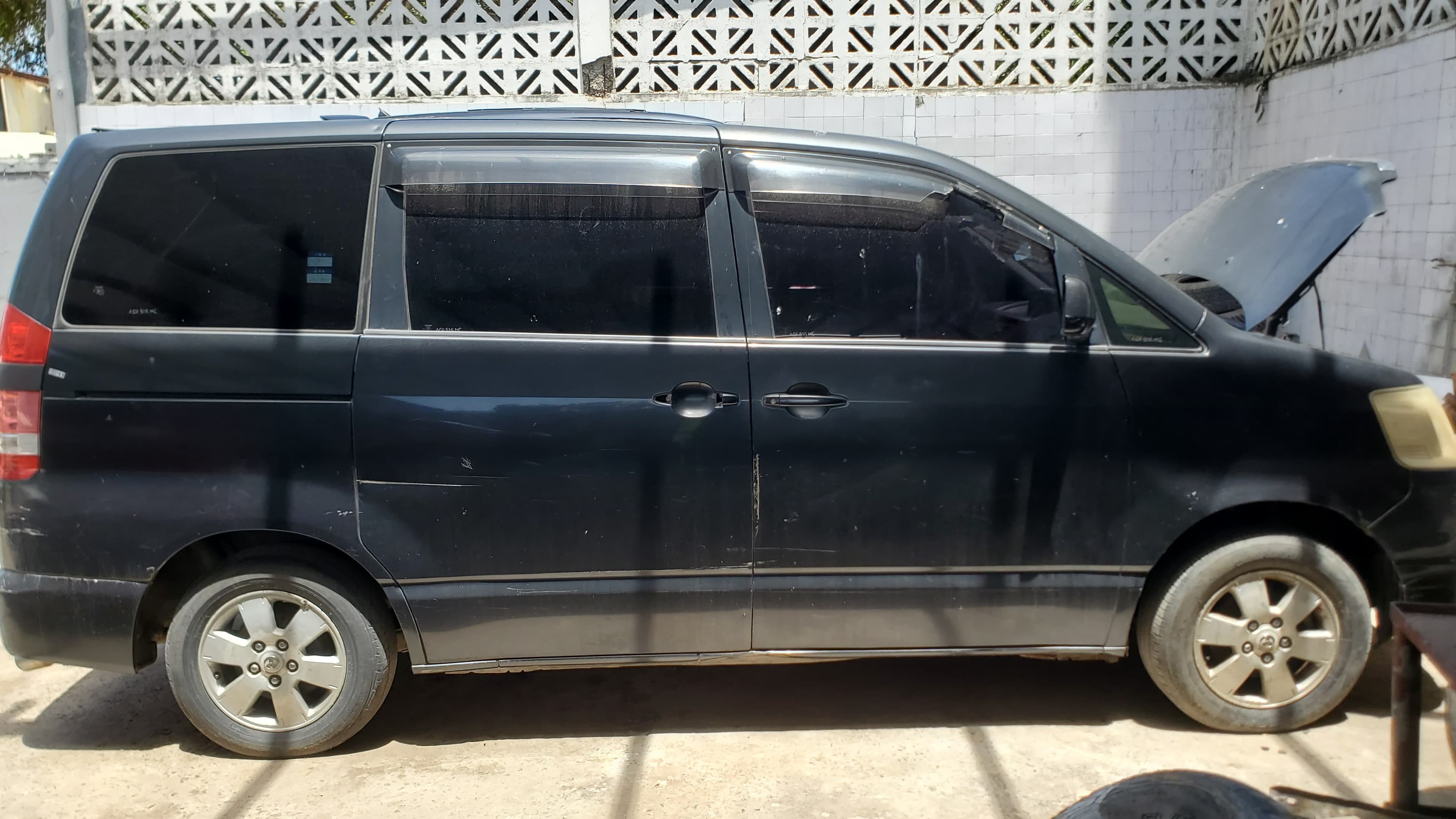 Toyota Noah · Ano 2002