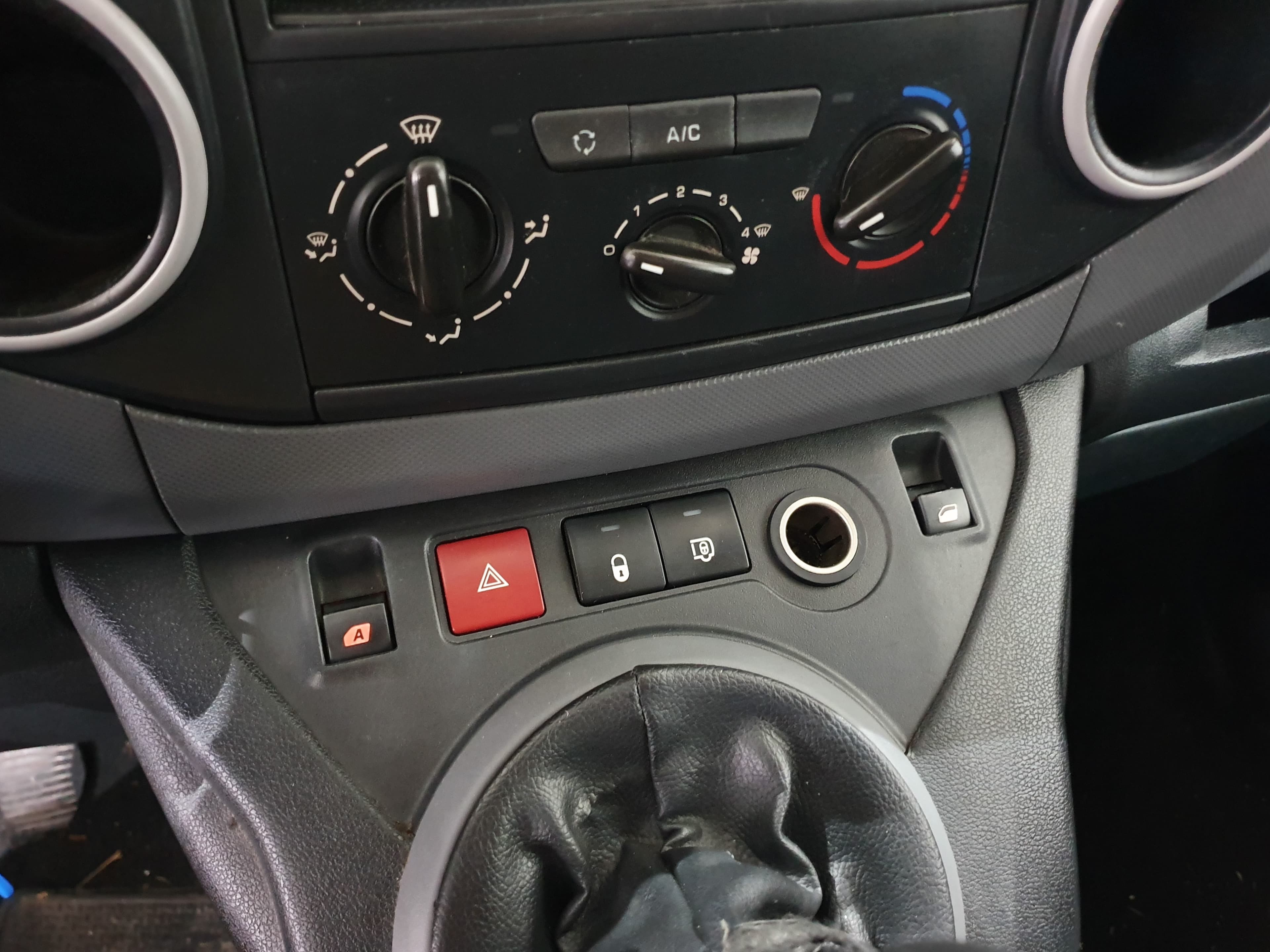 Peugeot Partner · Year 2015 — image 26