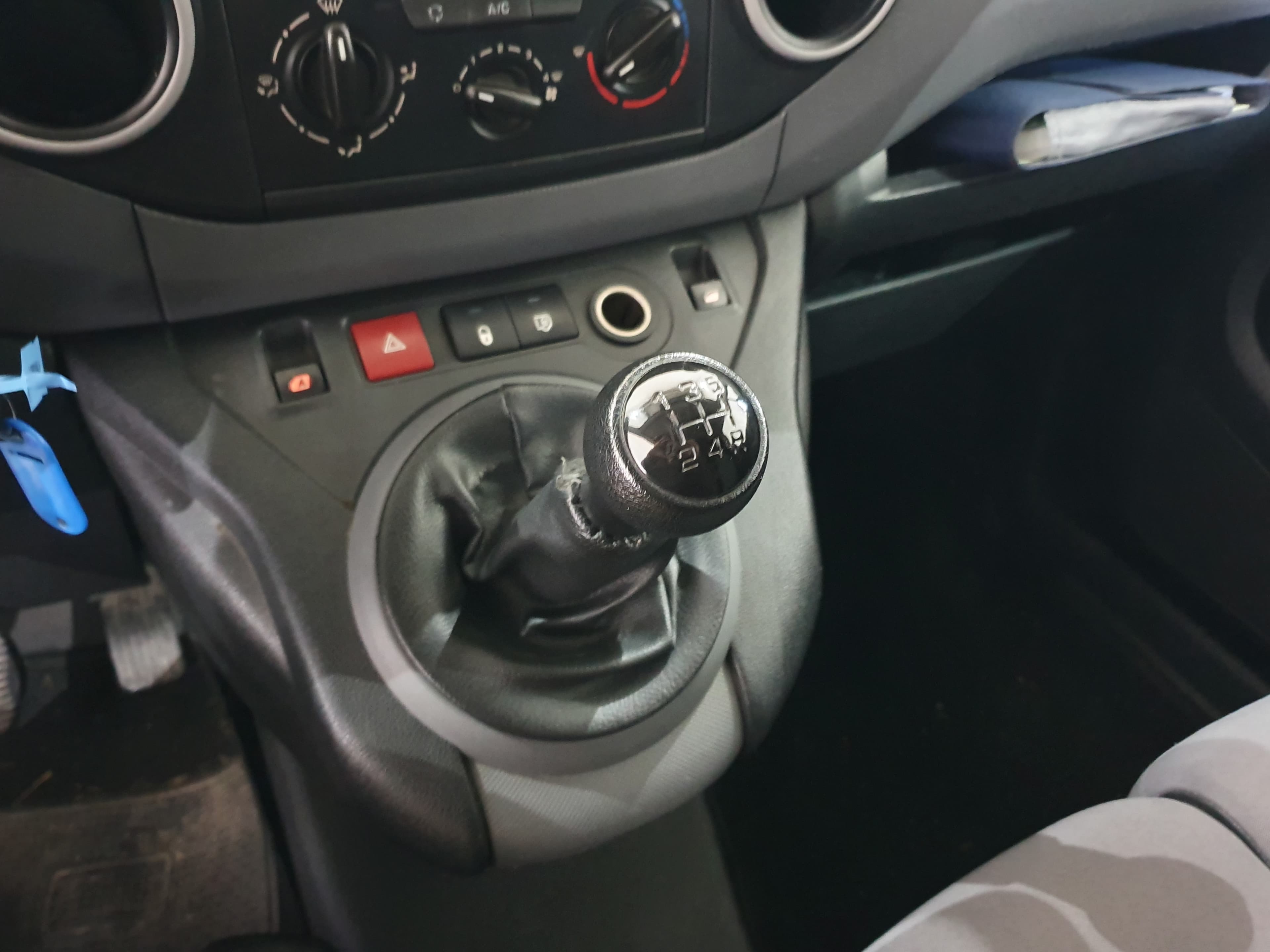 Peugeot Partner · Year 2015 — image 27