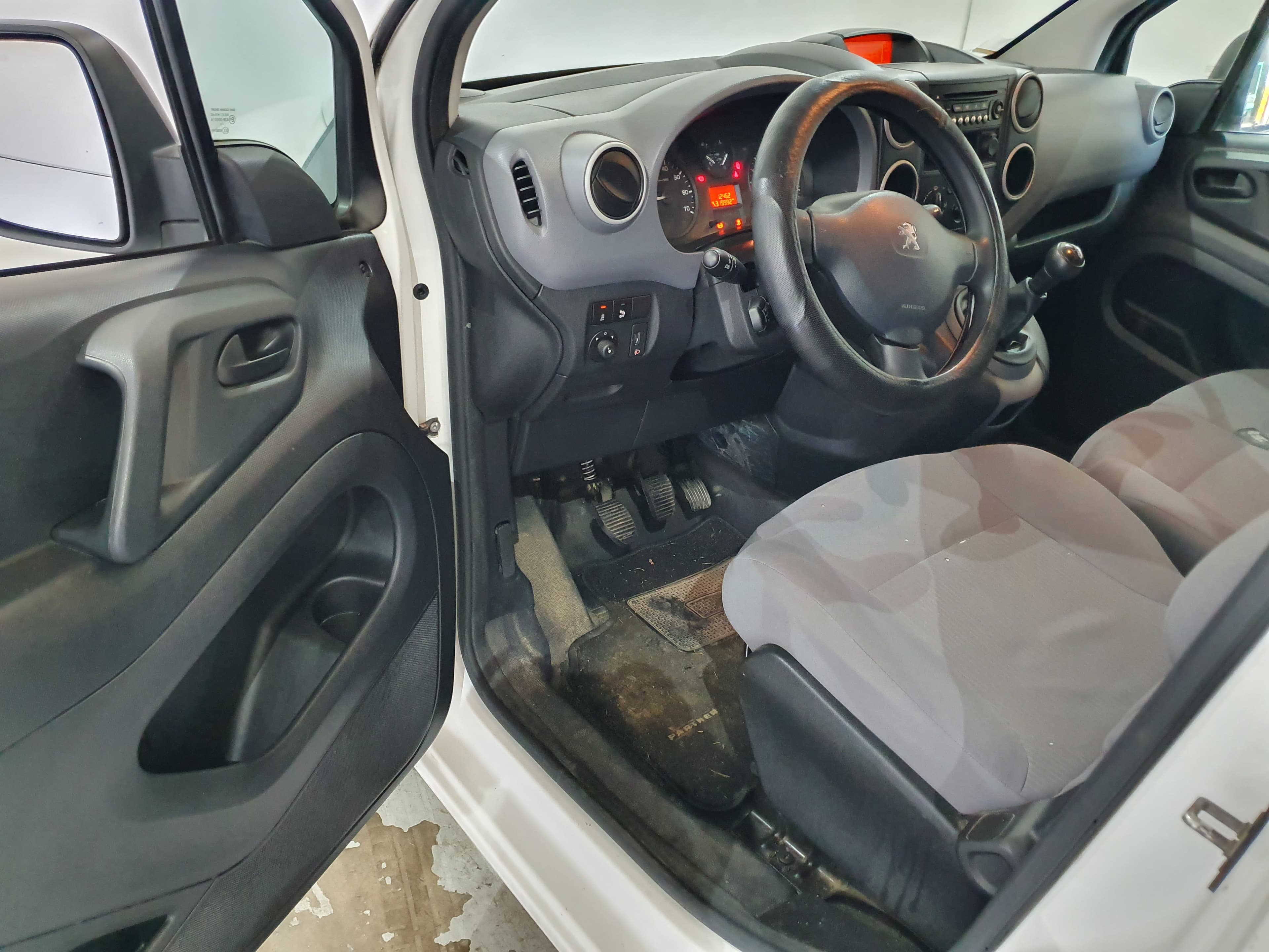 Peugeot Partner · Ano 2015 — imagem 18