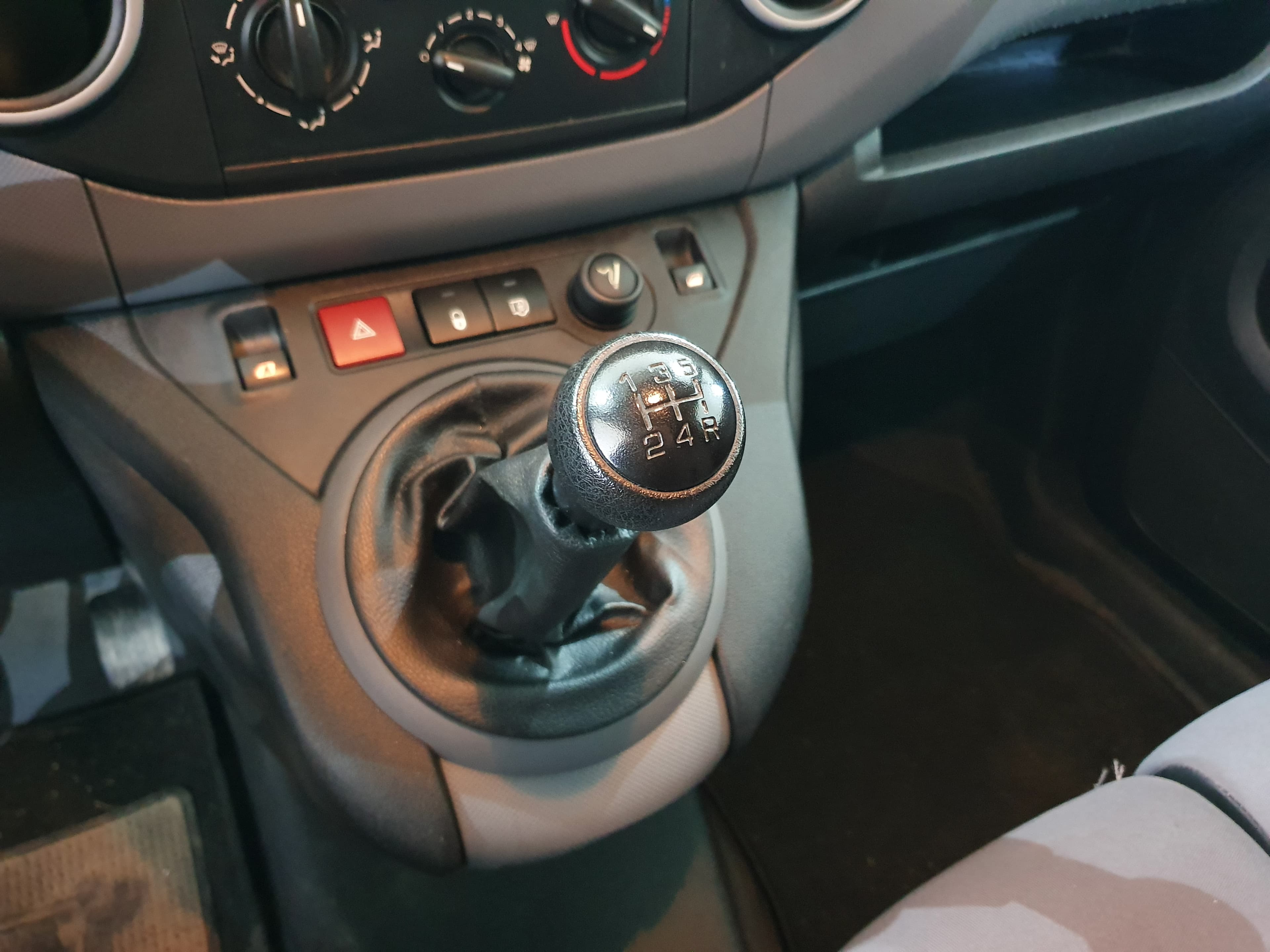 Peugeot Partner · Ano 2015 — imagem 32