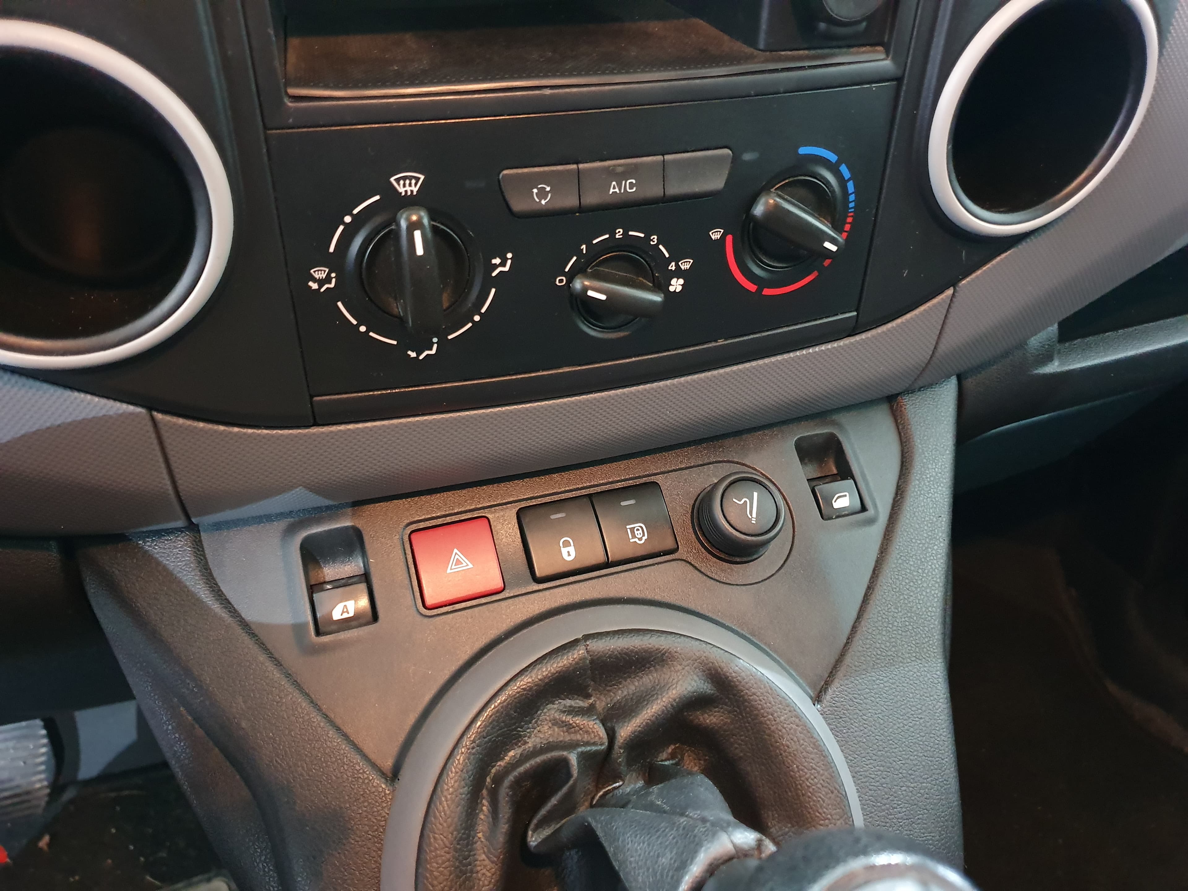 Peugeot Partner · Ano 2015 — imagem 31