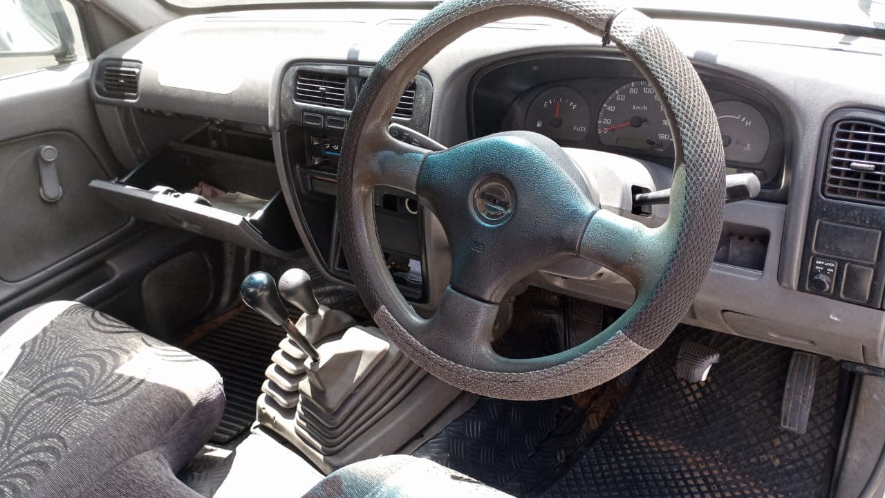 Nissan Hardbody — imagem 5
