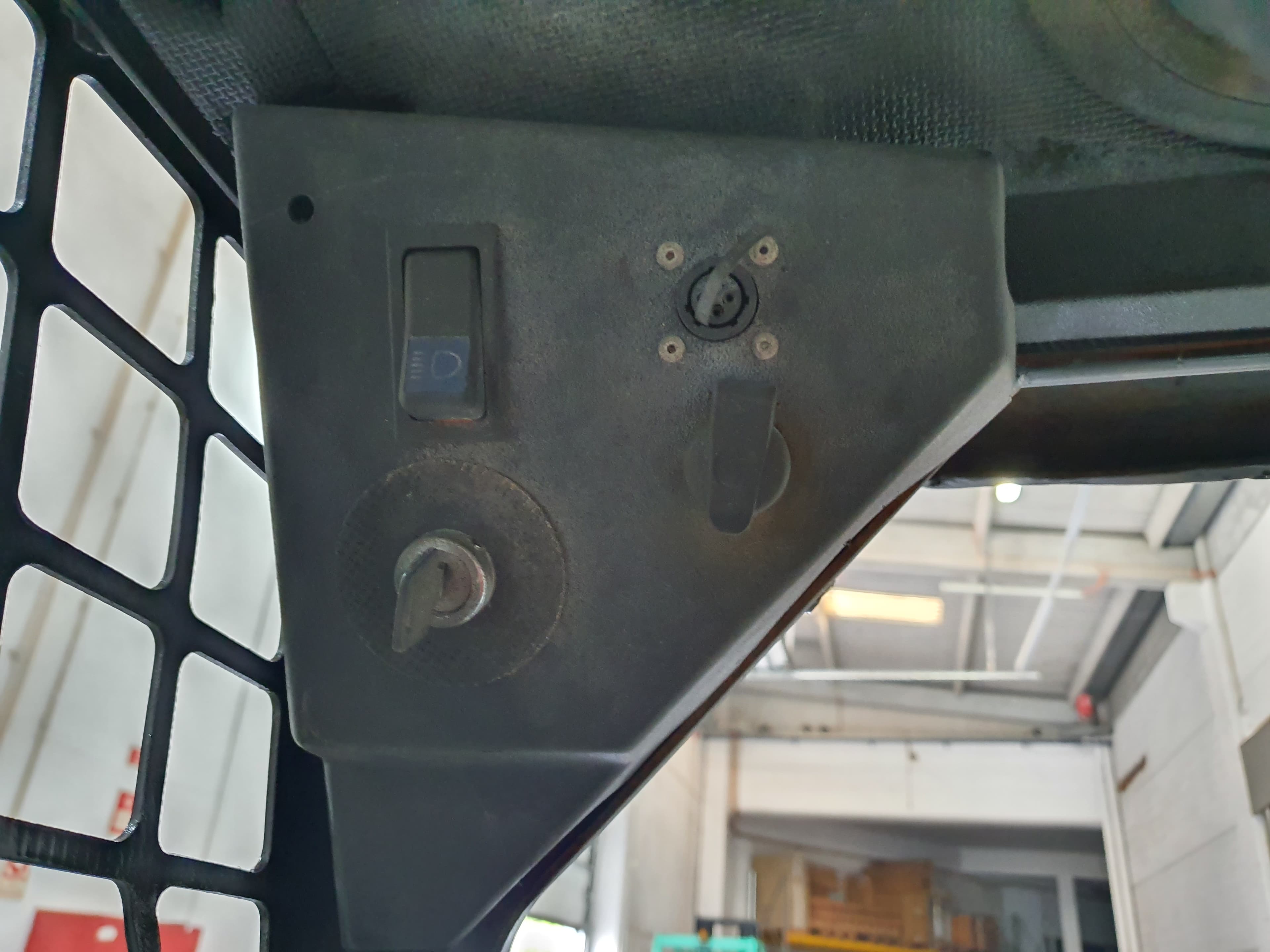 Mini Pá Carregadora Bobcat 753 — imagem 10
