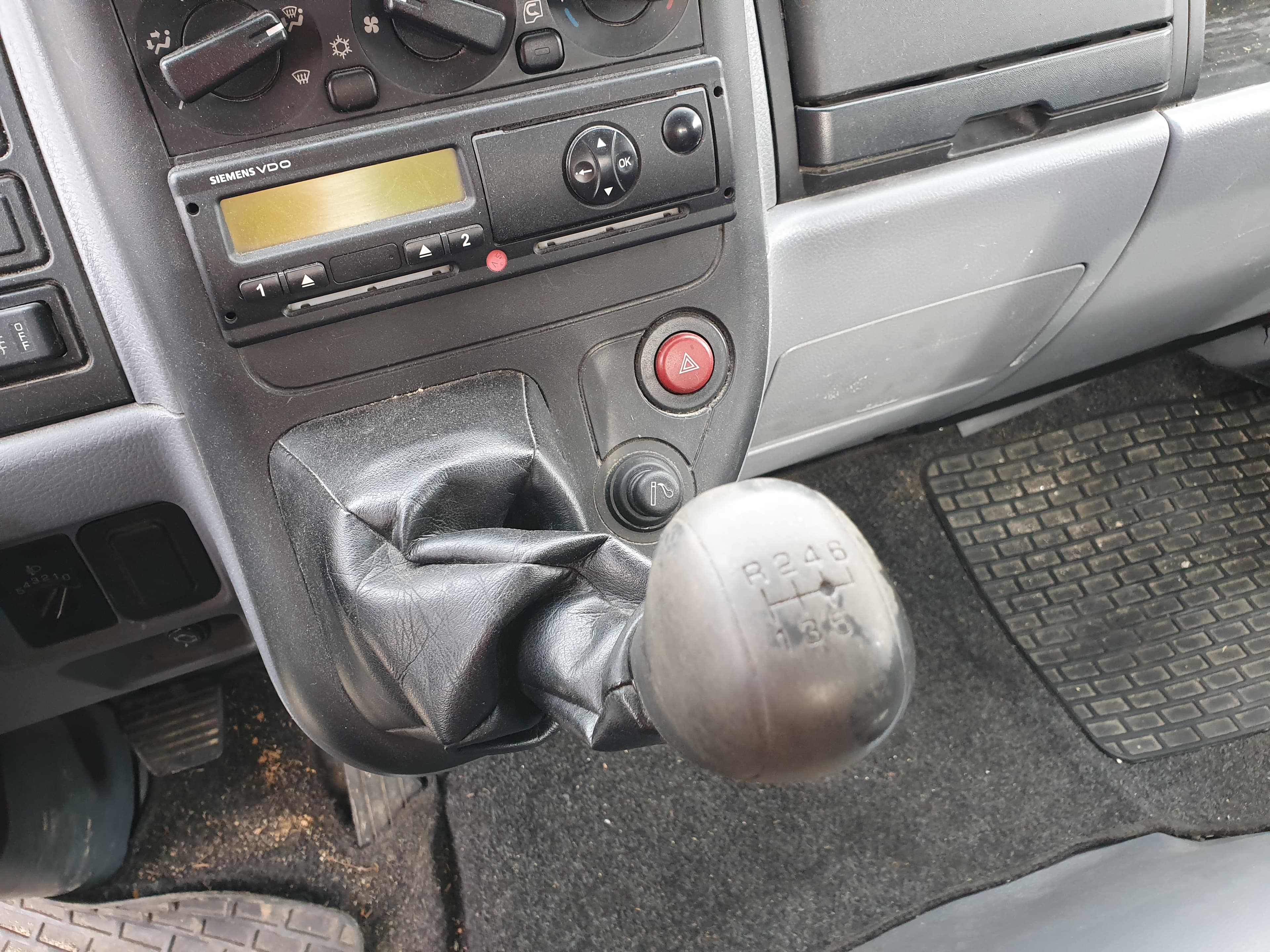 Mitsubishi Canter · Ano 2008 — imagem 24