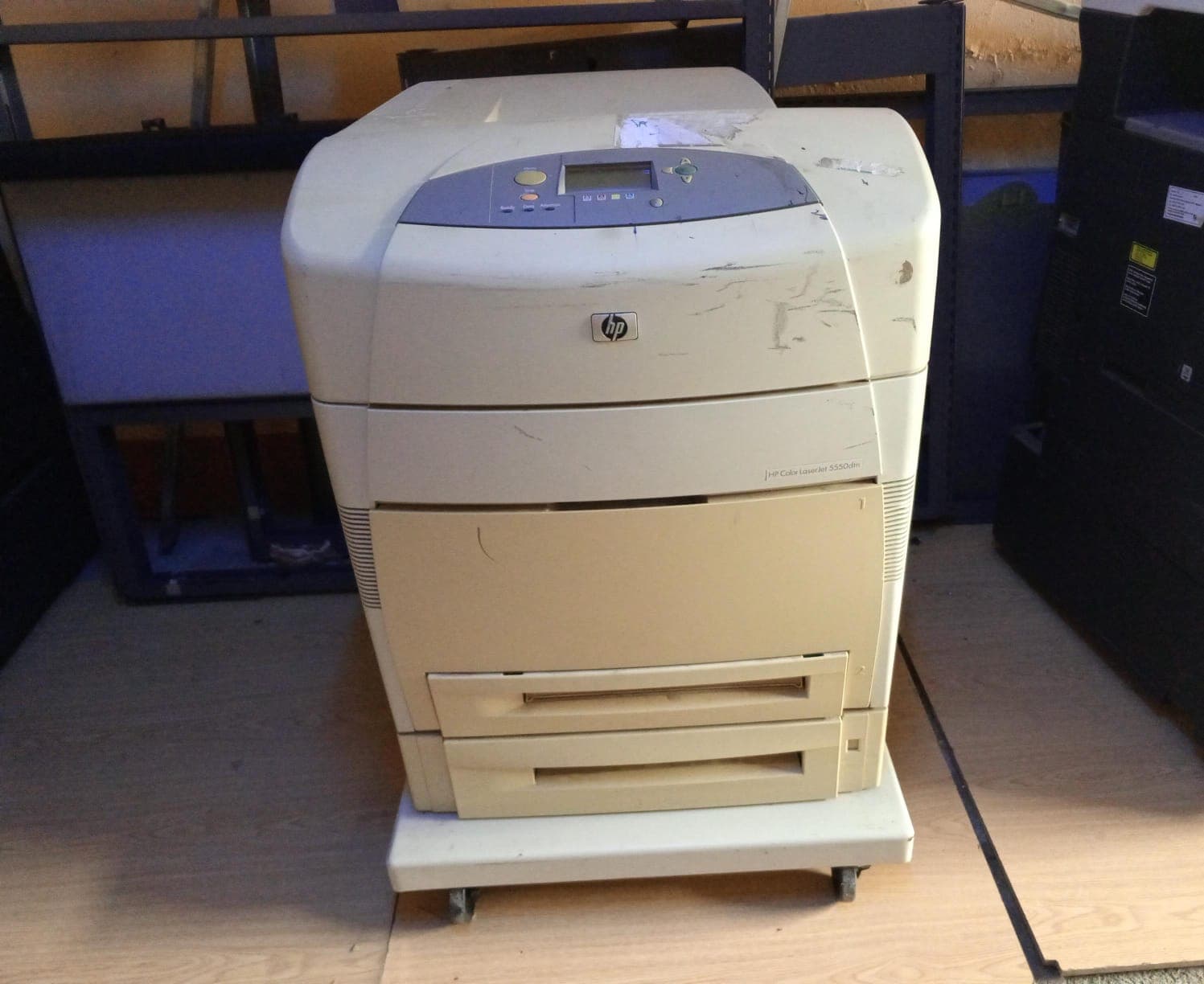 Impressora HP Color LaserJet 5550dtn — imagen 1