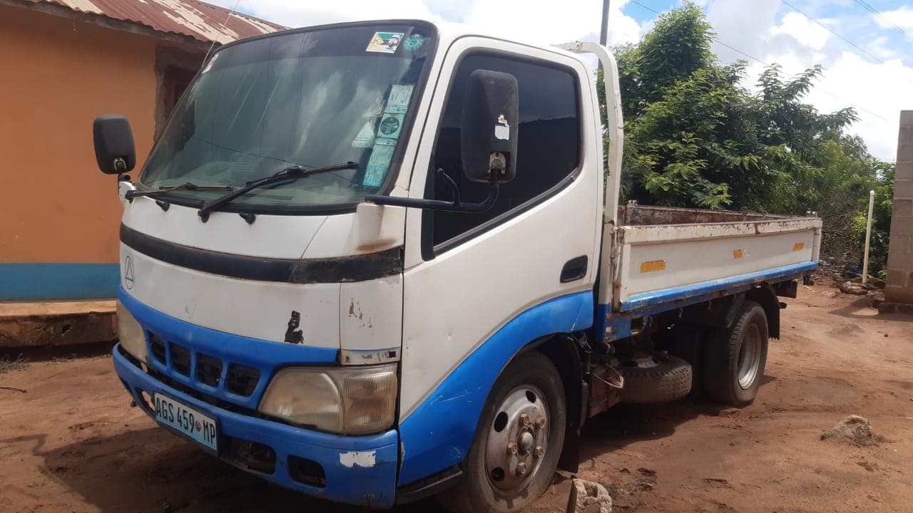 Hino Dutro · Ano 2004
