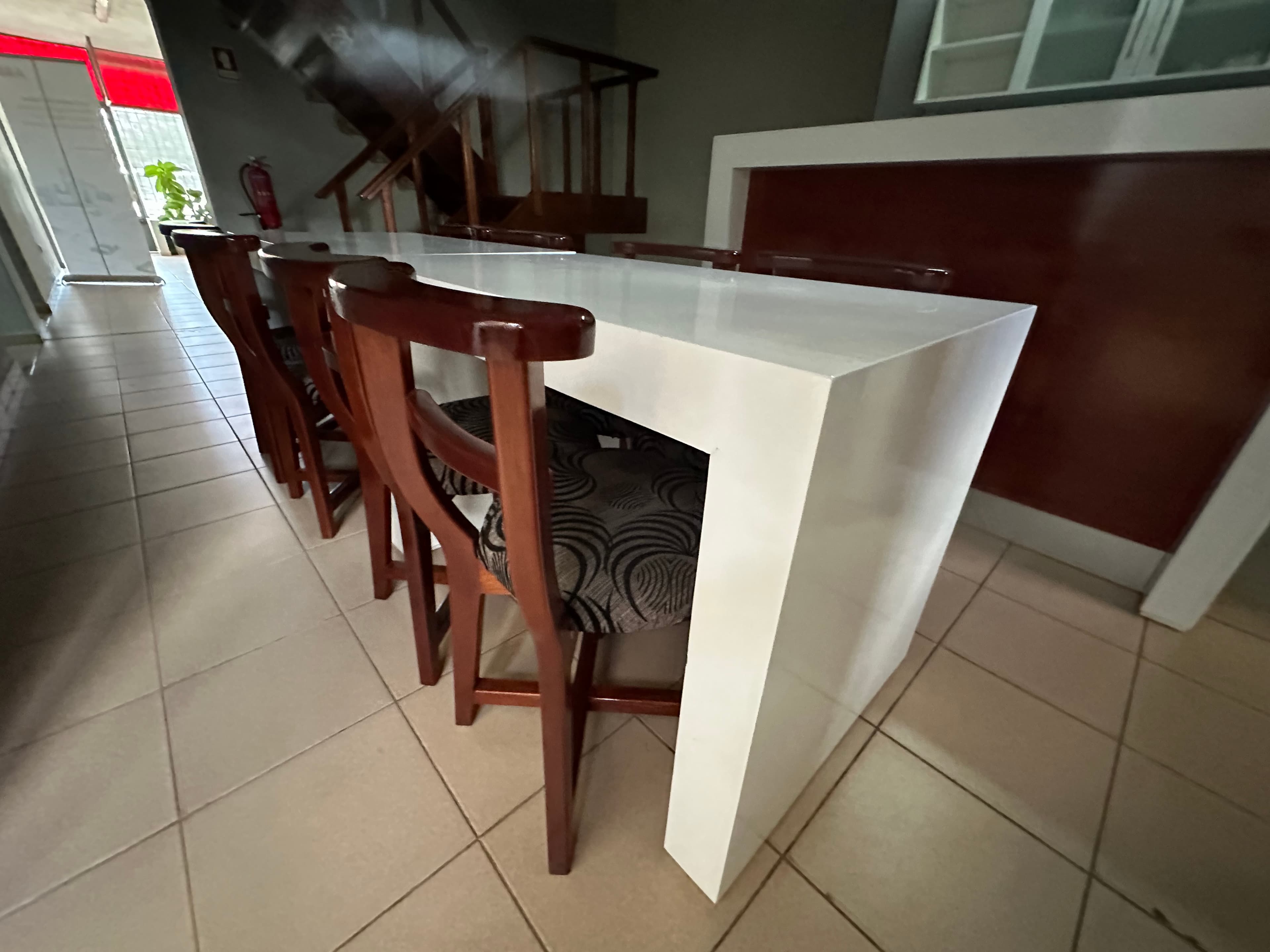 Mesa com um conjunto de 8 cadeiras — imagem 2