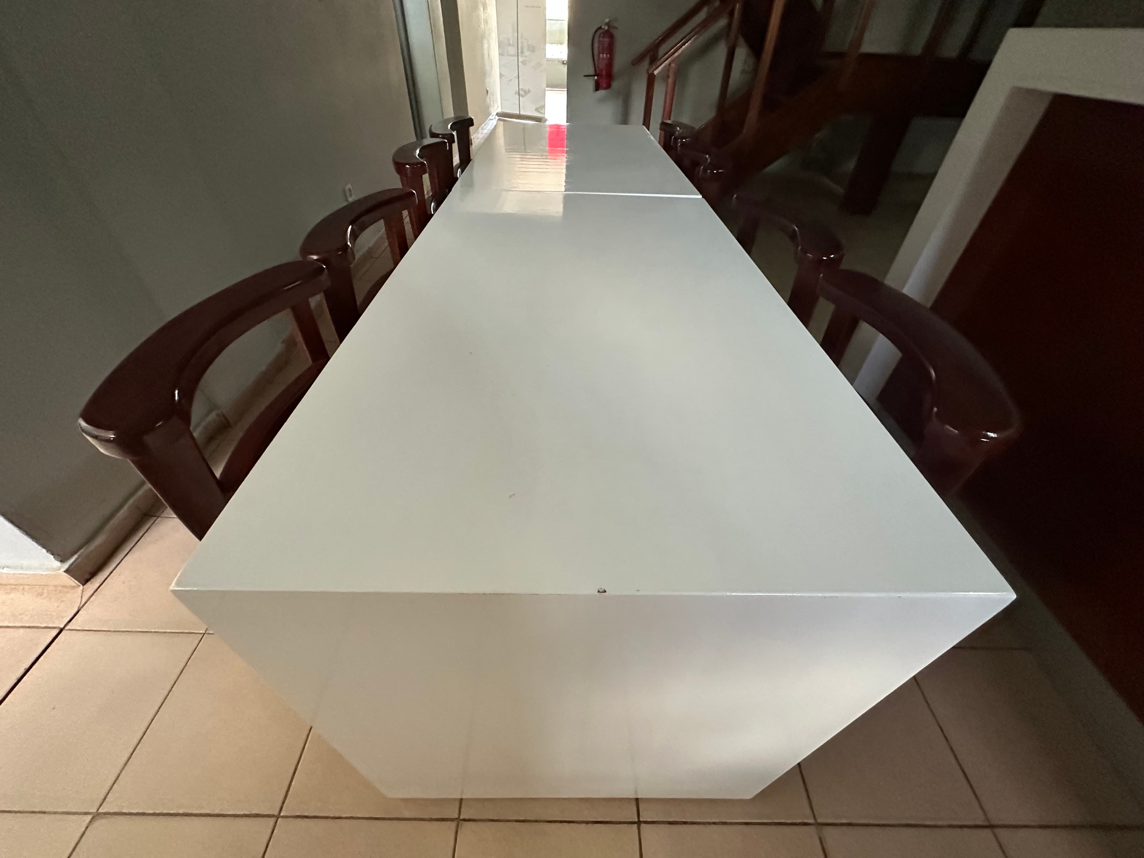 Mesa com um conjunto de 8 cadeiras