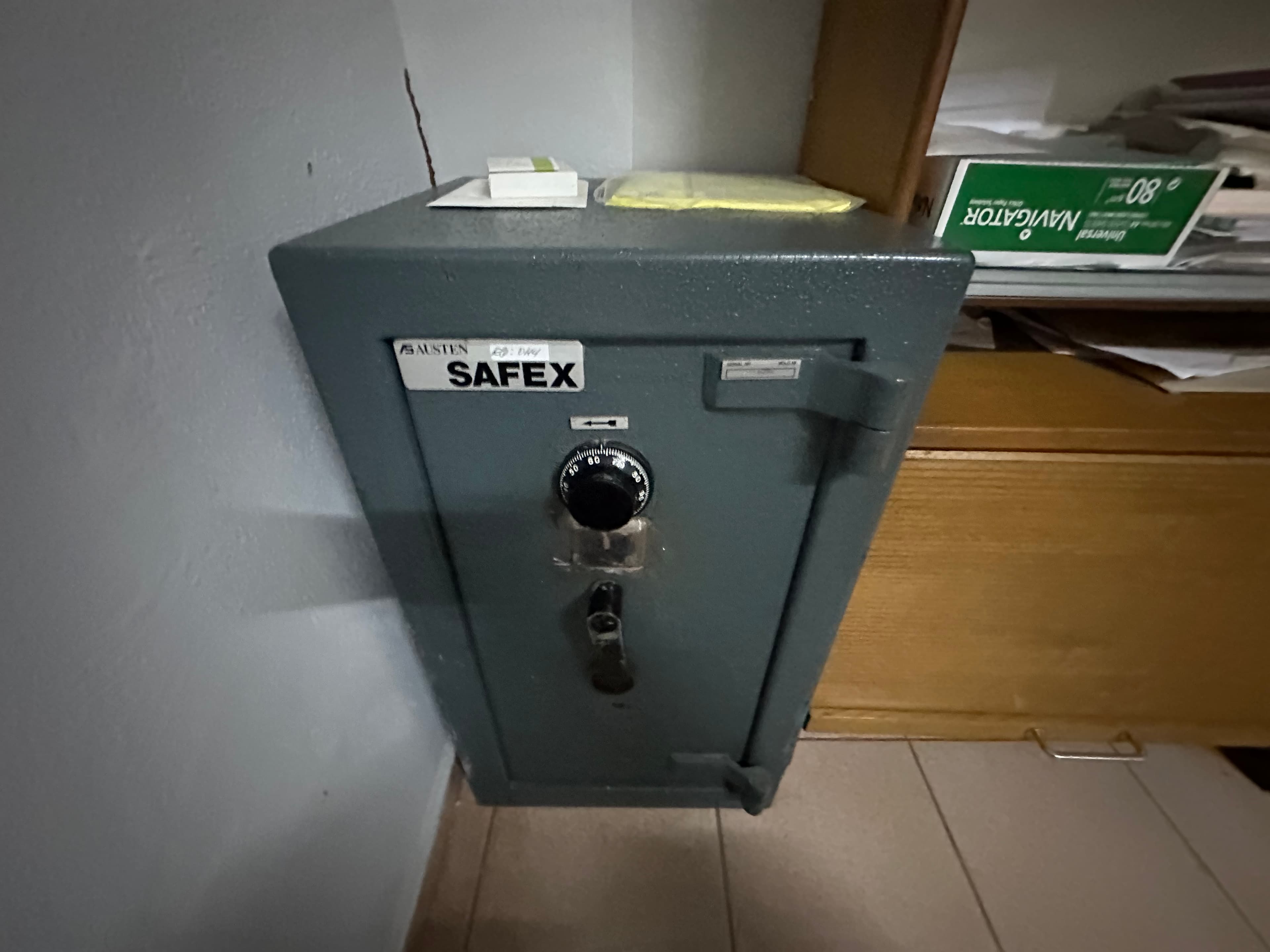Cofre com proteção por código e chave — imagem 3
