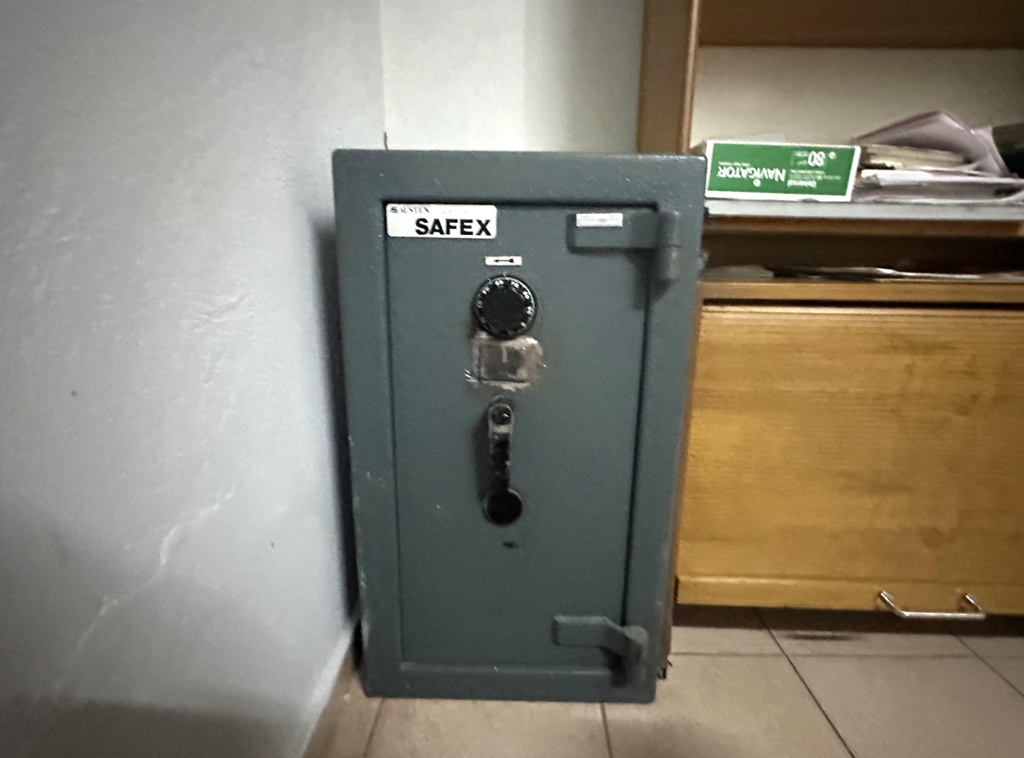 Cofre com proteção por código e chave — imagem 2