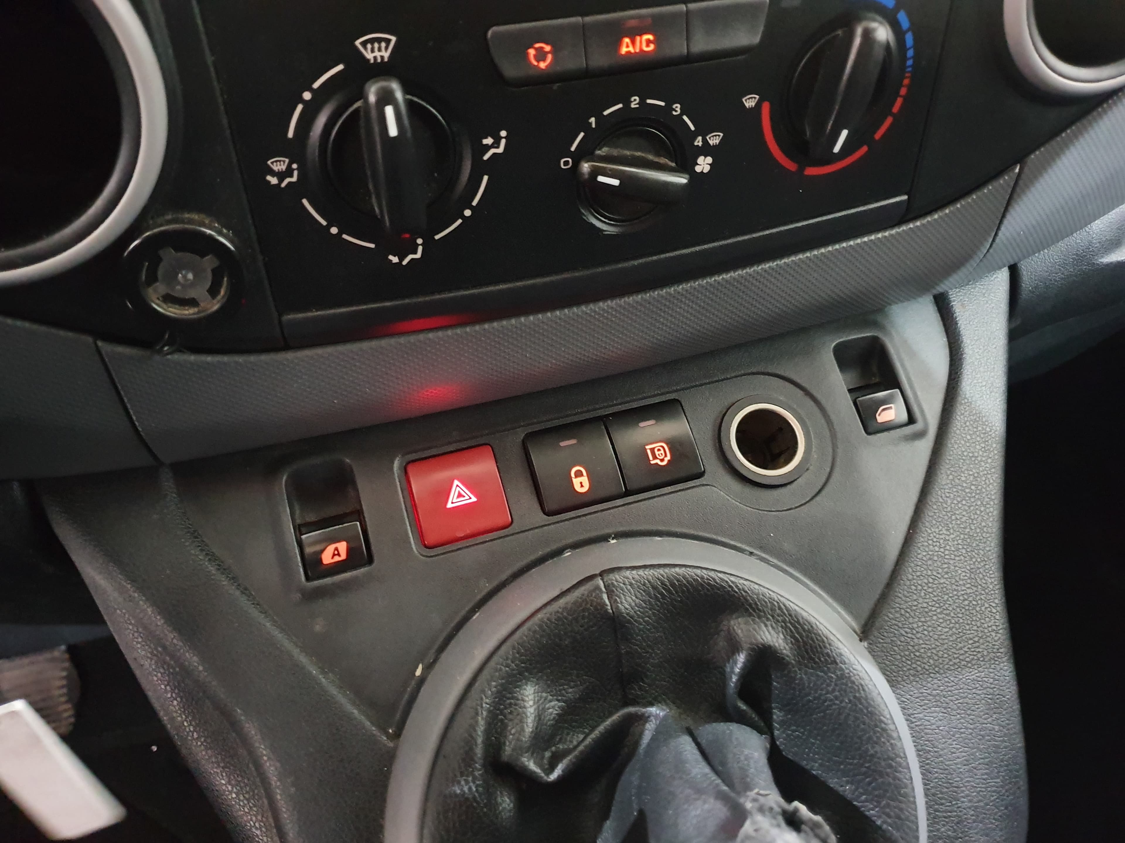Peugeot Partner · Ano 2016 — imagem 33