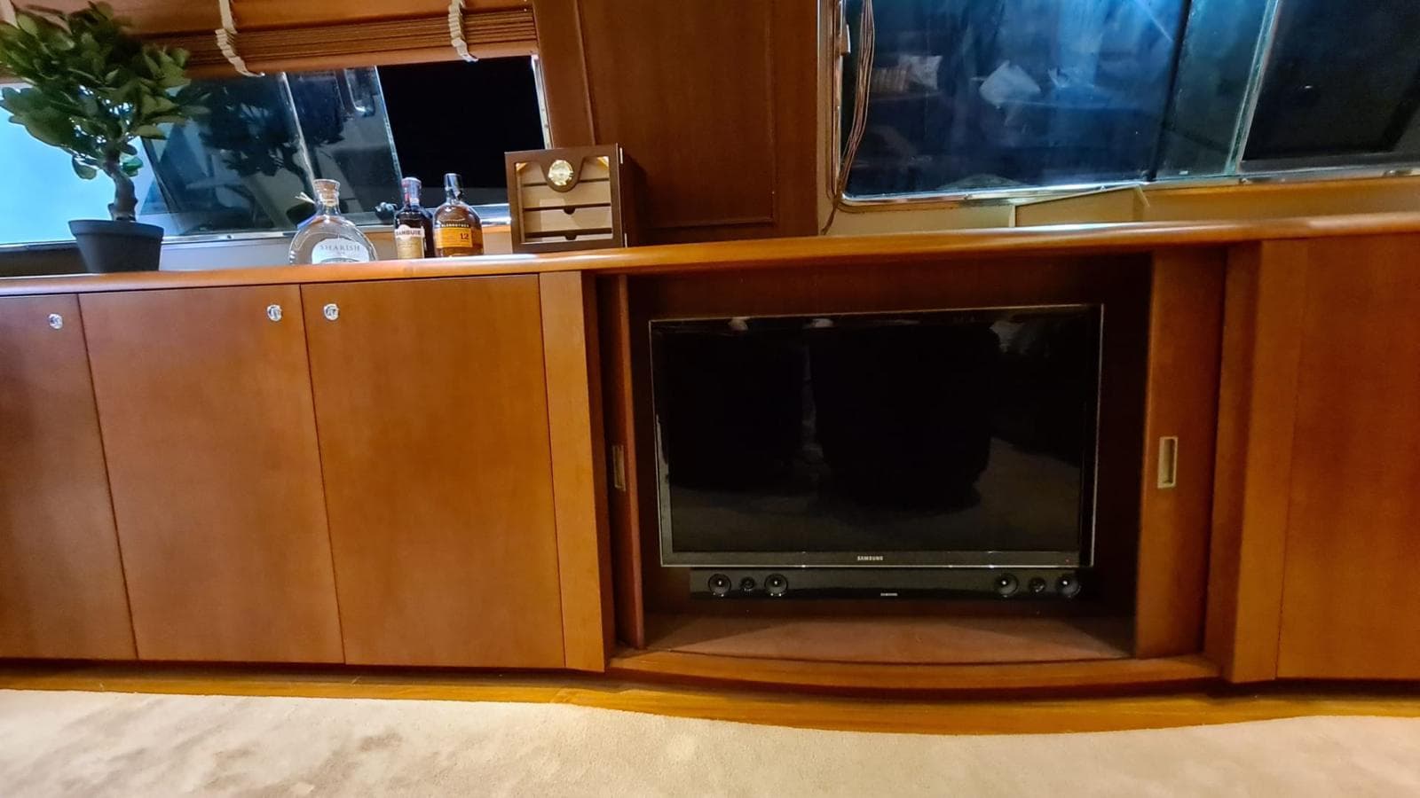 Iate a Motor Monocasco // Yacht Monohull Motor — imagem 9