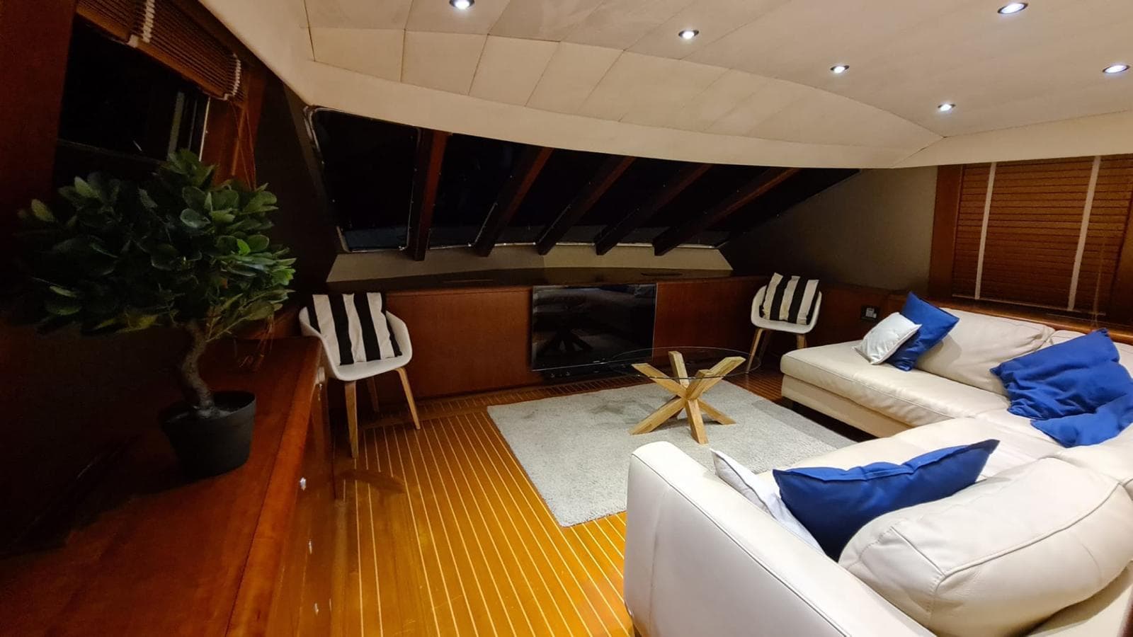 Iate a Motor Monocasco // Yacht Monohull Motor — imagem 13
