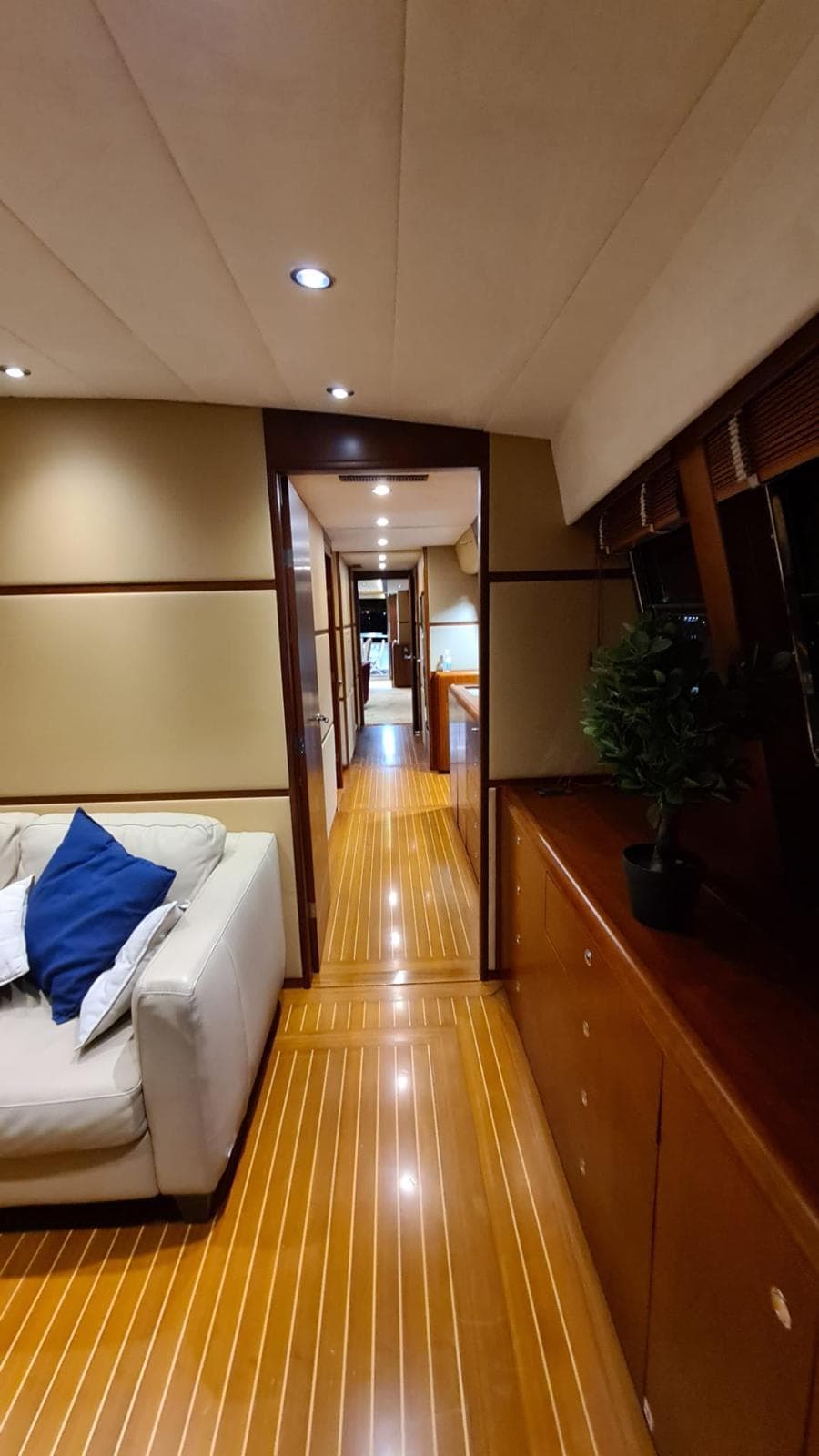 Iate a Motor Monocasco // Yacht Monohull Motor — imagem 15