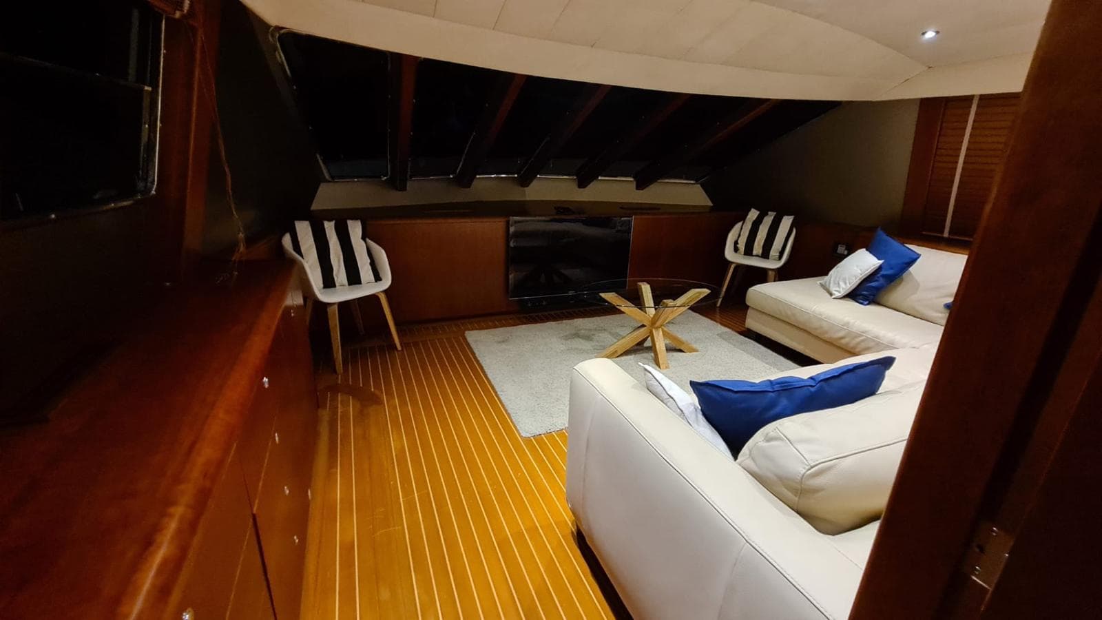 Iate a Motor Monocasco // Yacht Monohull Motor — imagem 7