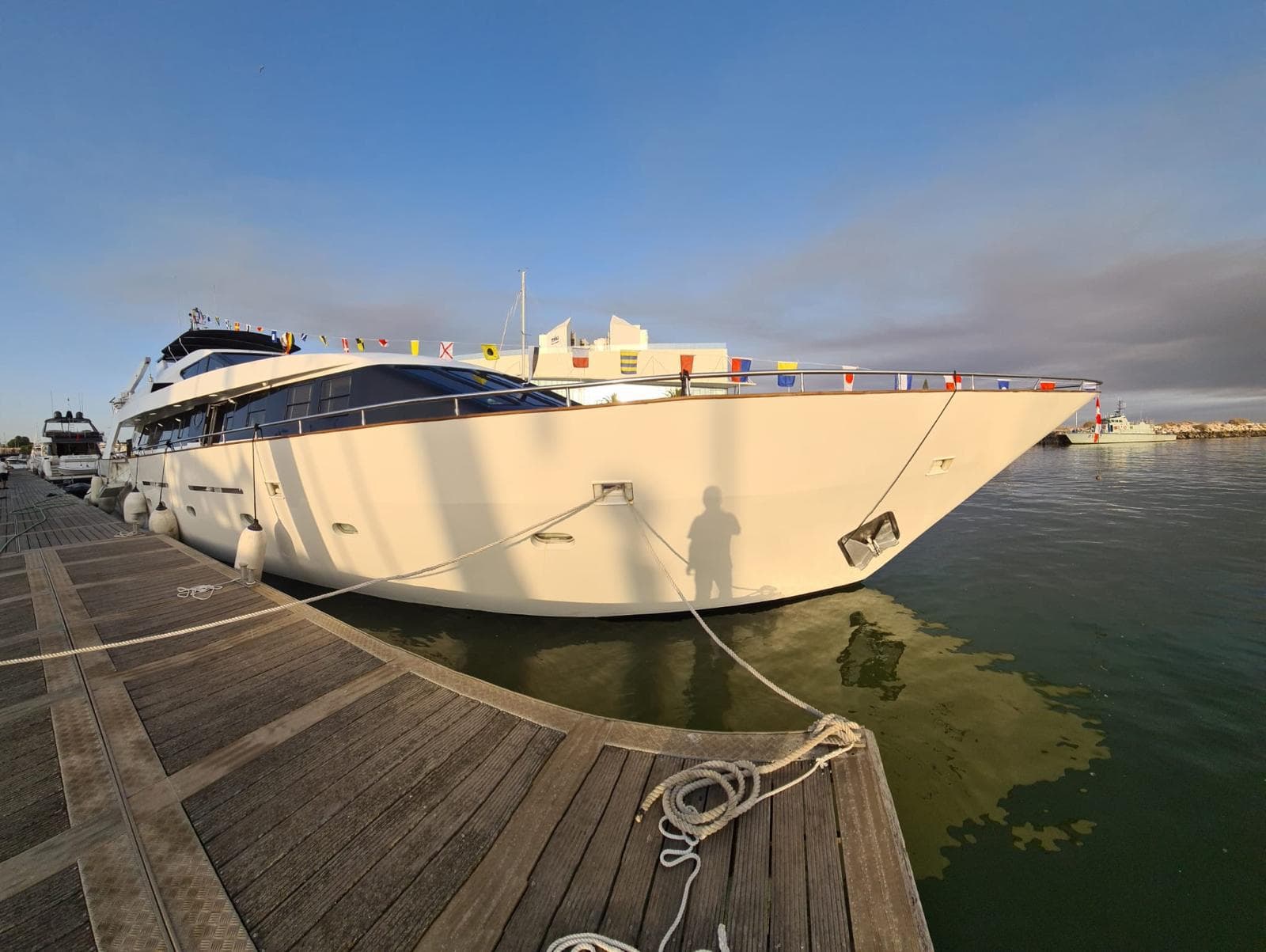 Iate a Motor Monocasco // Yacht Monohull Motor