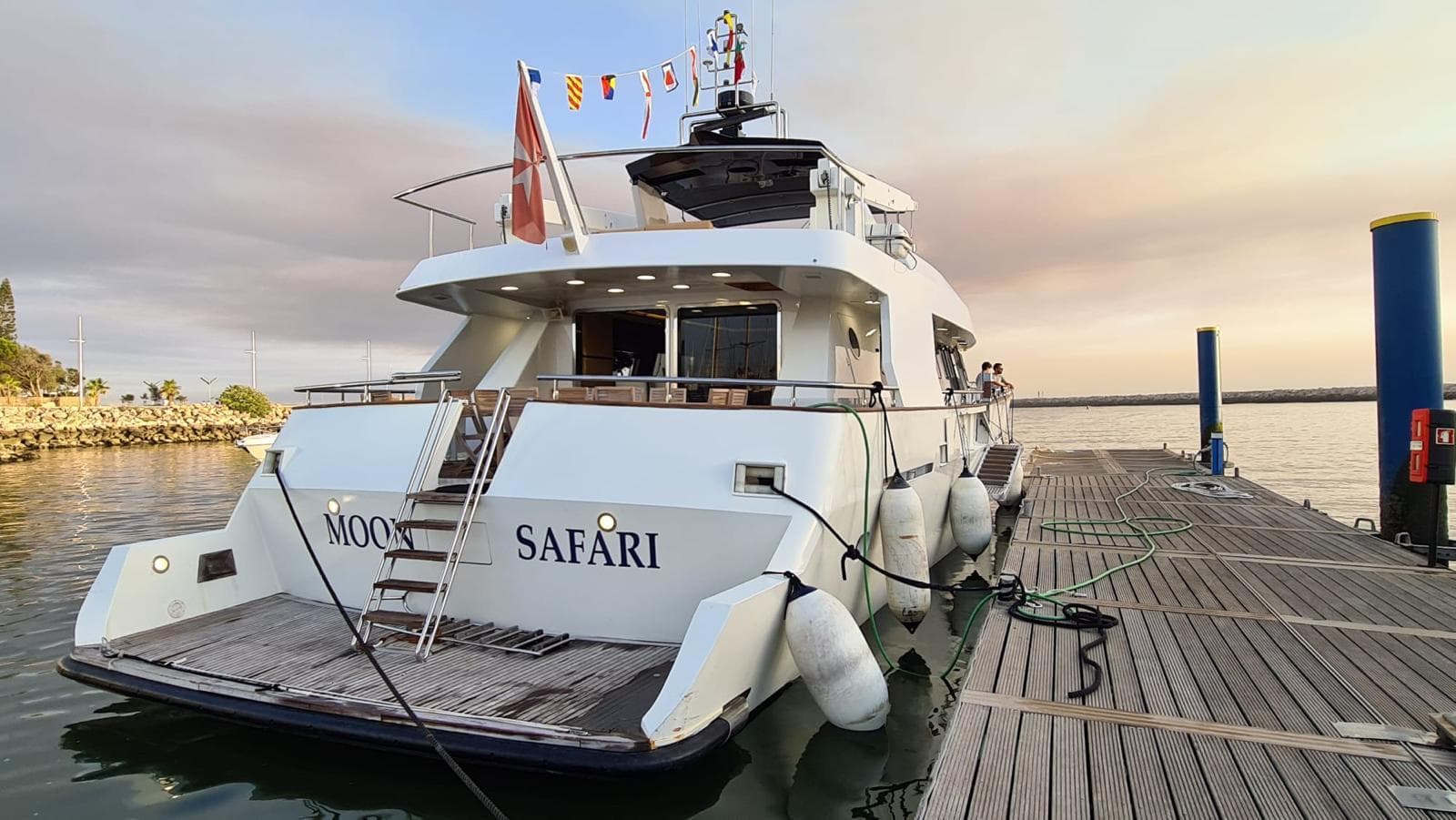 Iate a Motor Monocasco // Yacht Monohull Motor — imagem 2