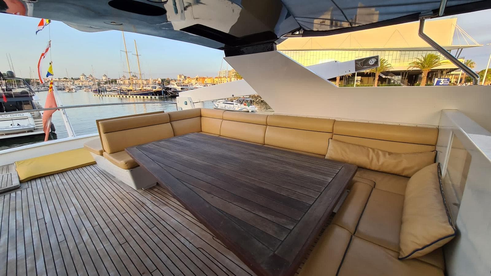 Iate a Motor Monocasco // Yacht Monohull Motor — imagem 6