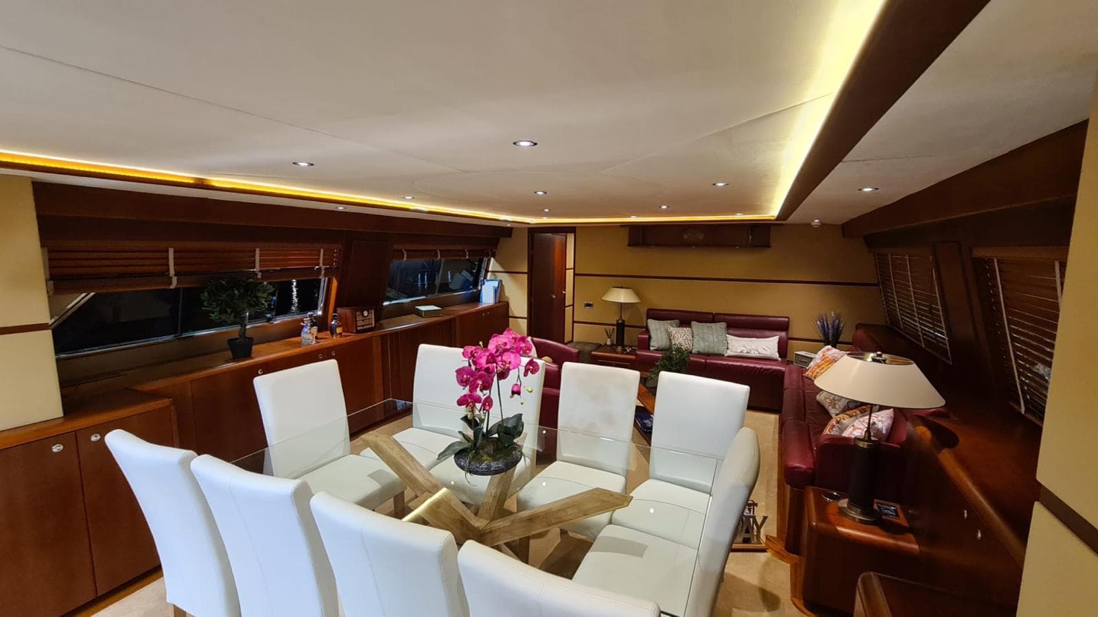 Iate a Motor Monocasco // Yacht Monohull Motor — imagem 10