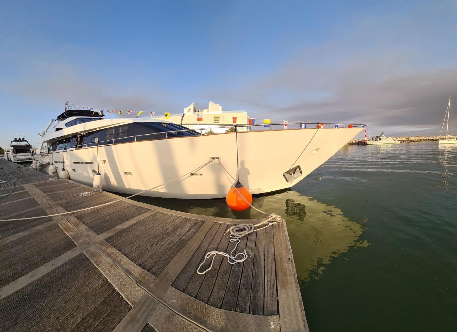 Iate a Motor Monocasco // Yacht Monohull Motor — imagem 4