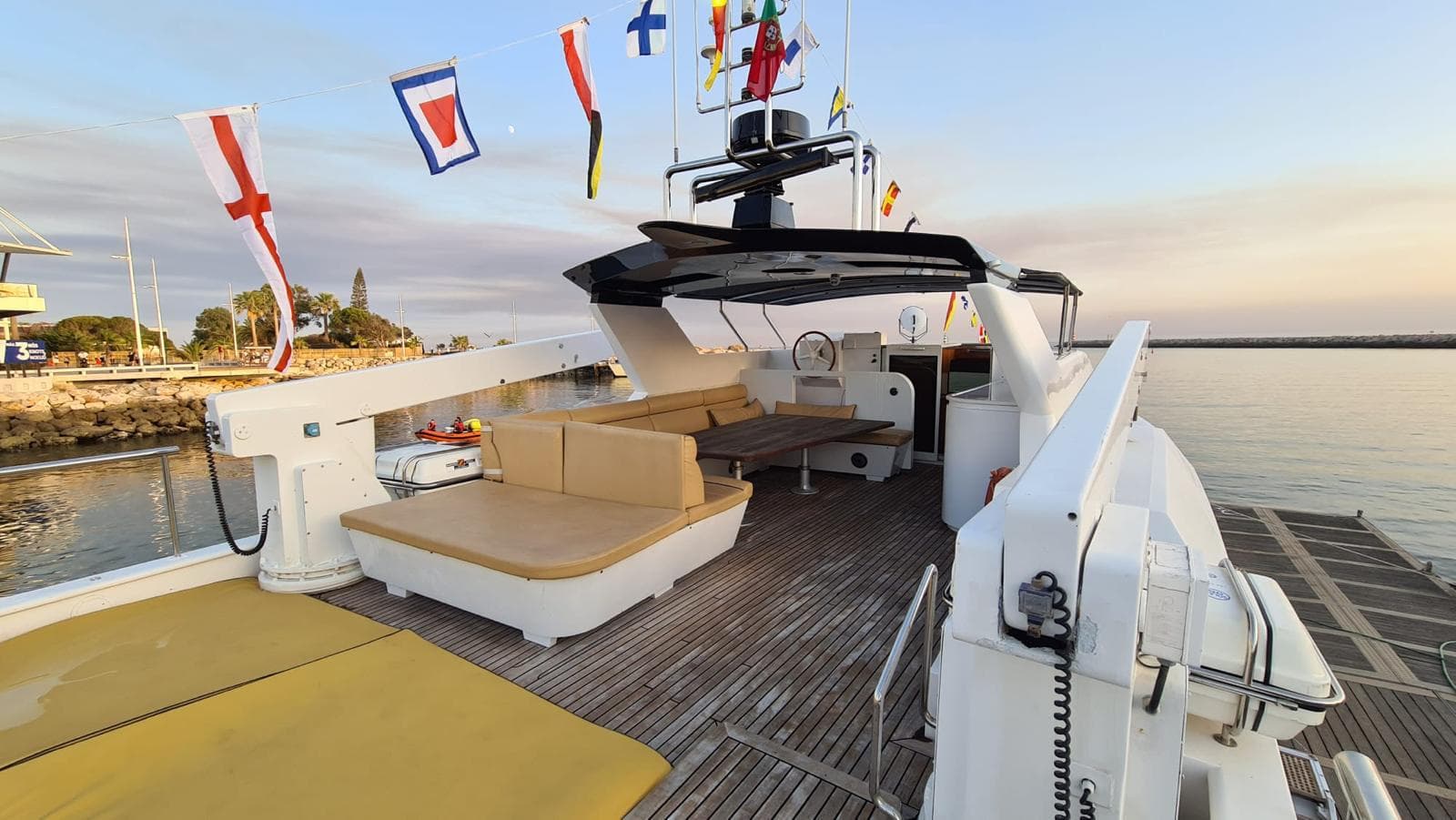 Iate a Motor Monocasco // Yacht Monohull Motor — imagem 5