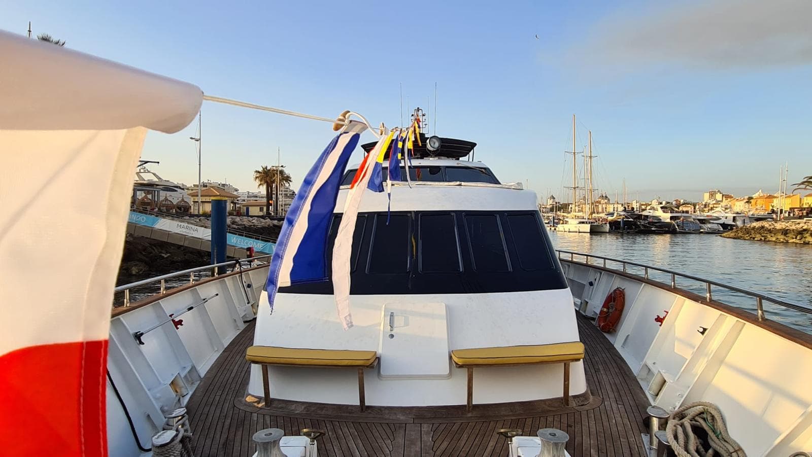 Iate a Motor Monocasco // Yacht Monohull Motor — imagem 3