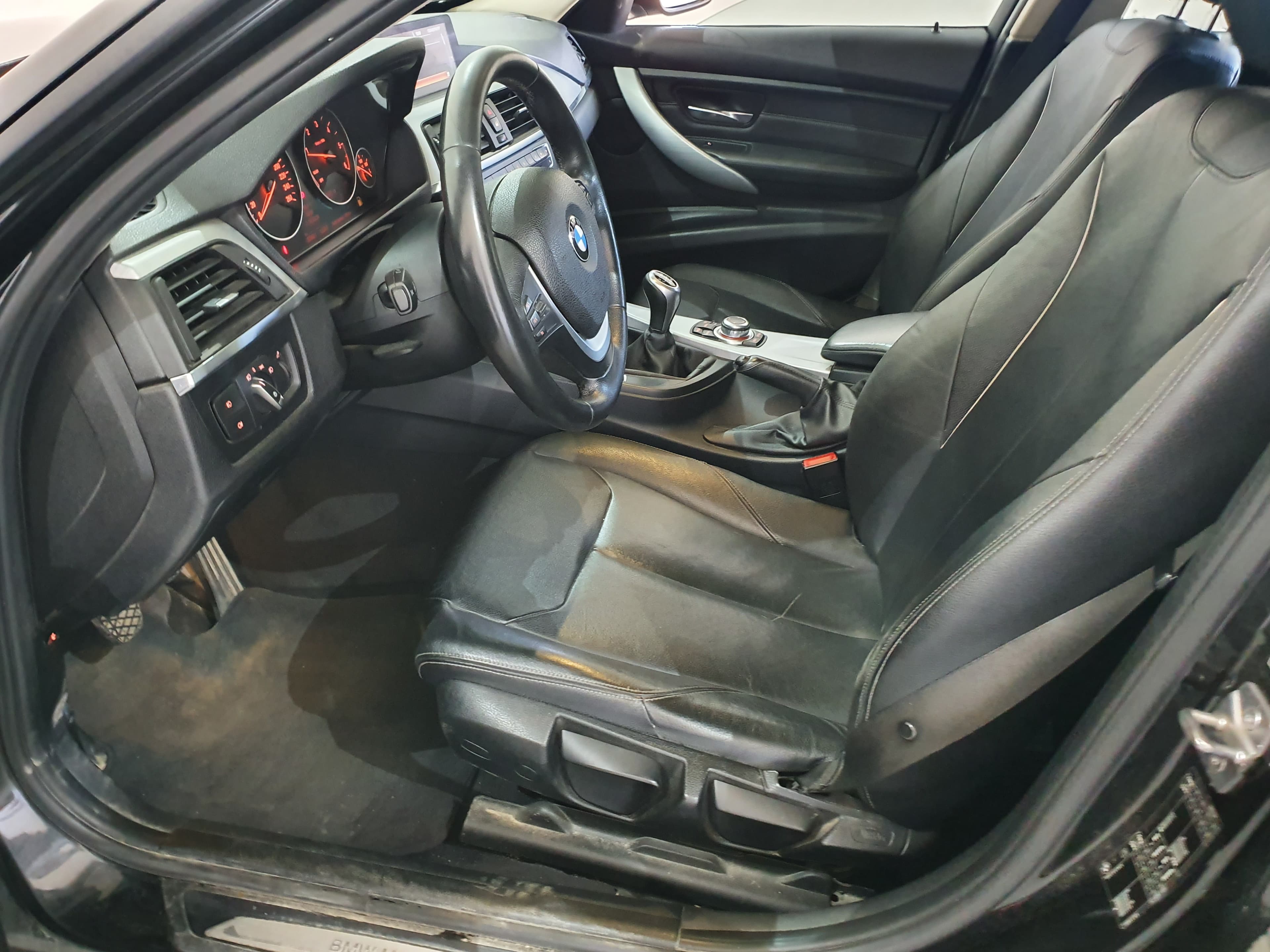 BMW 320D · Ano 2013 — imagem 34