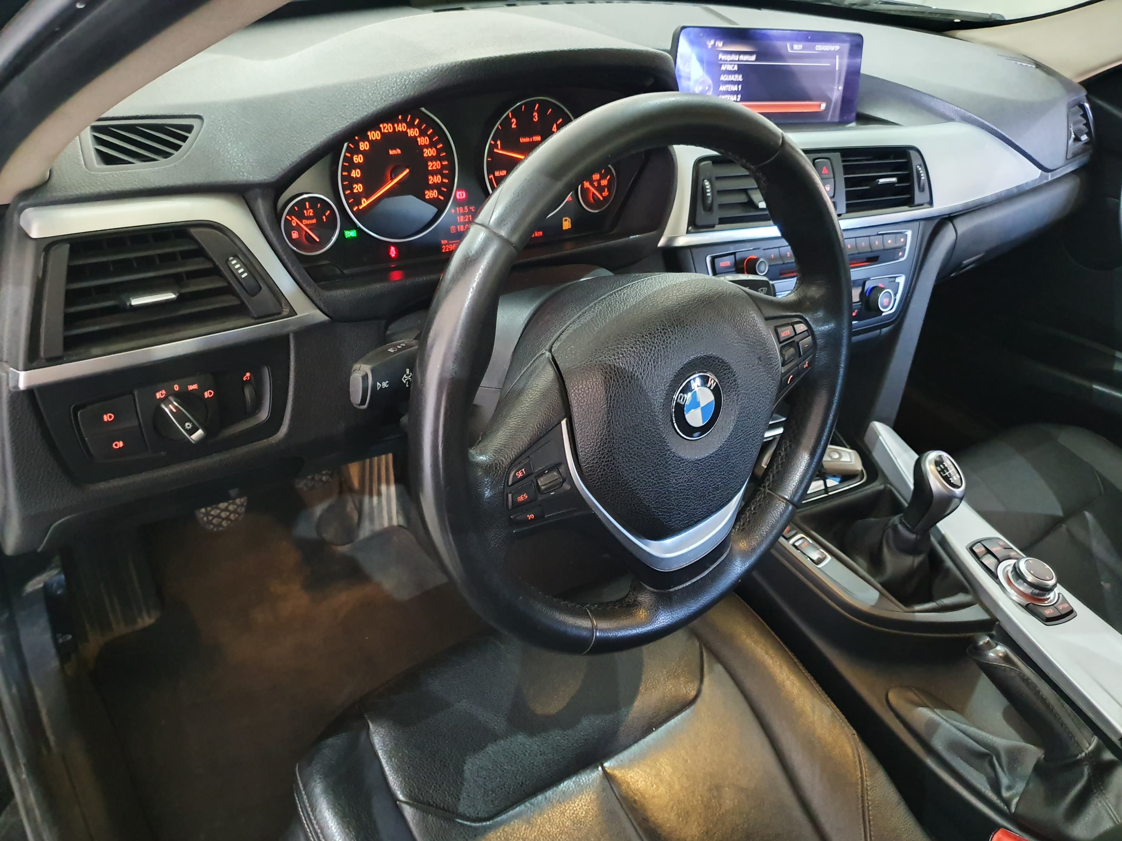 BMW 320D · Ano 2013 — imagem 36