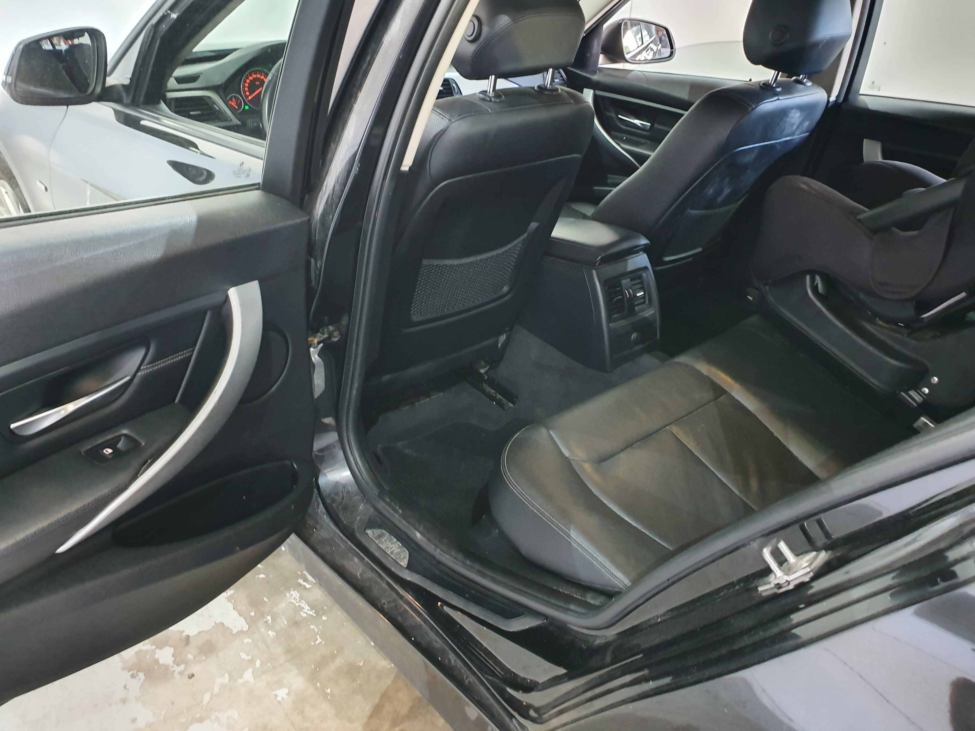 BMW 320D · Ano 2013 — imagem 32
