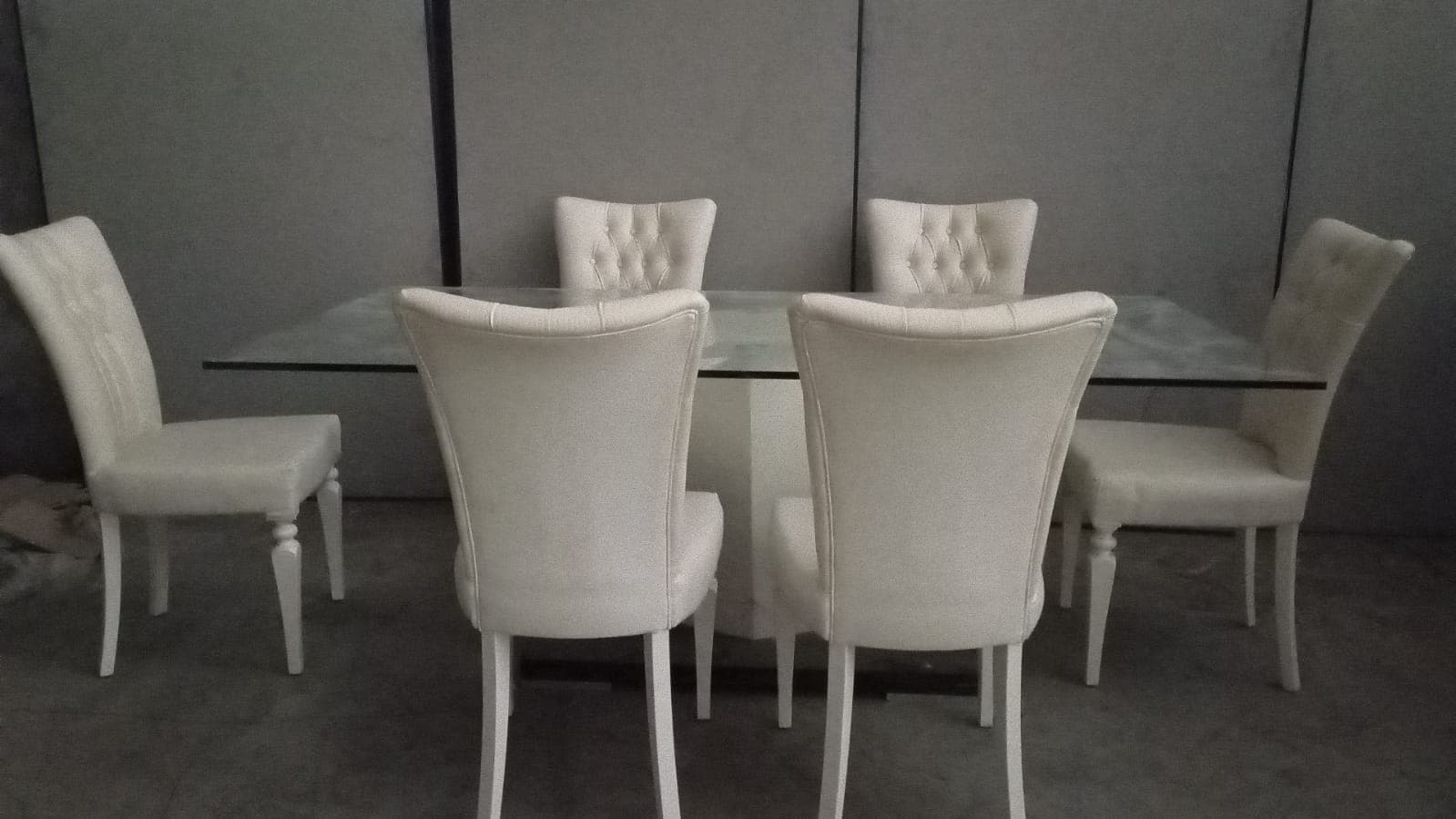 Mesa de jantar e cadeiras — imagem 1