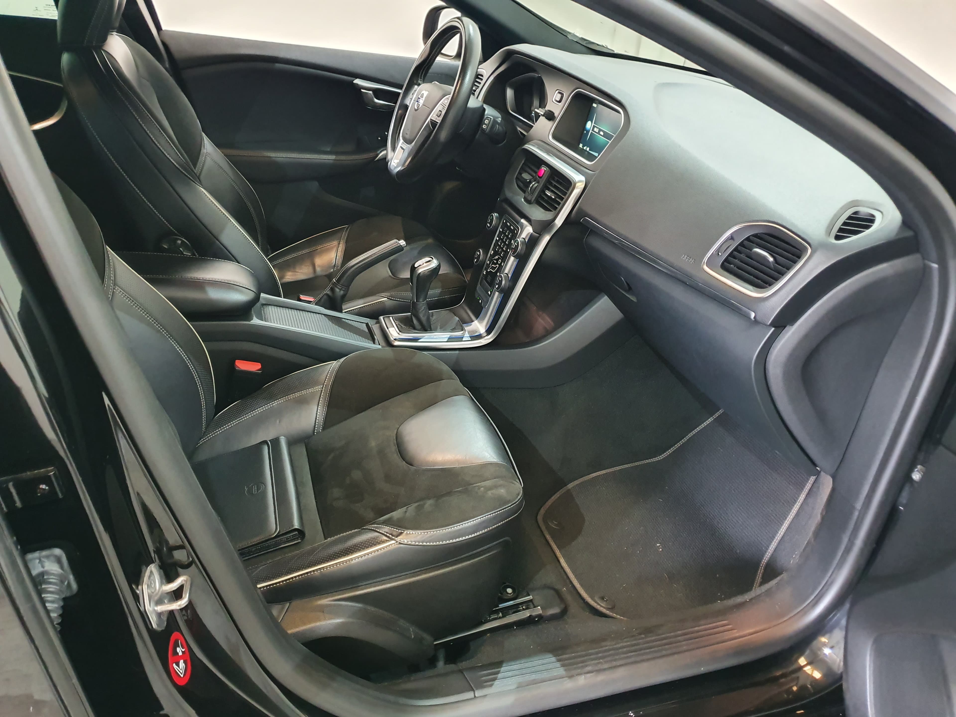 Volvo V40 · Ano 2015 — imagem 24
