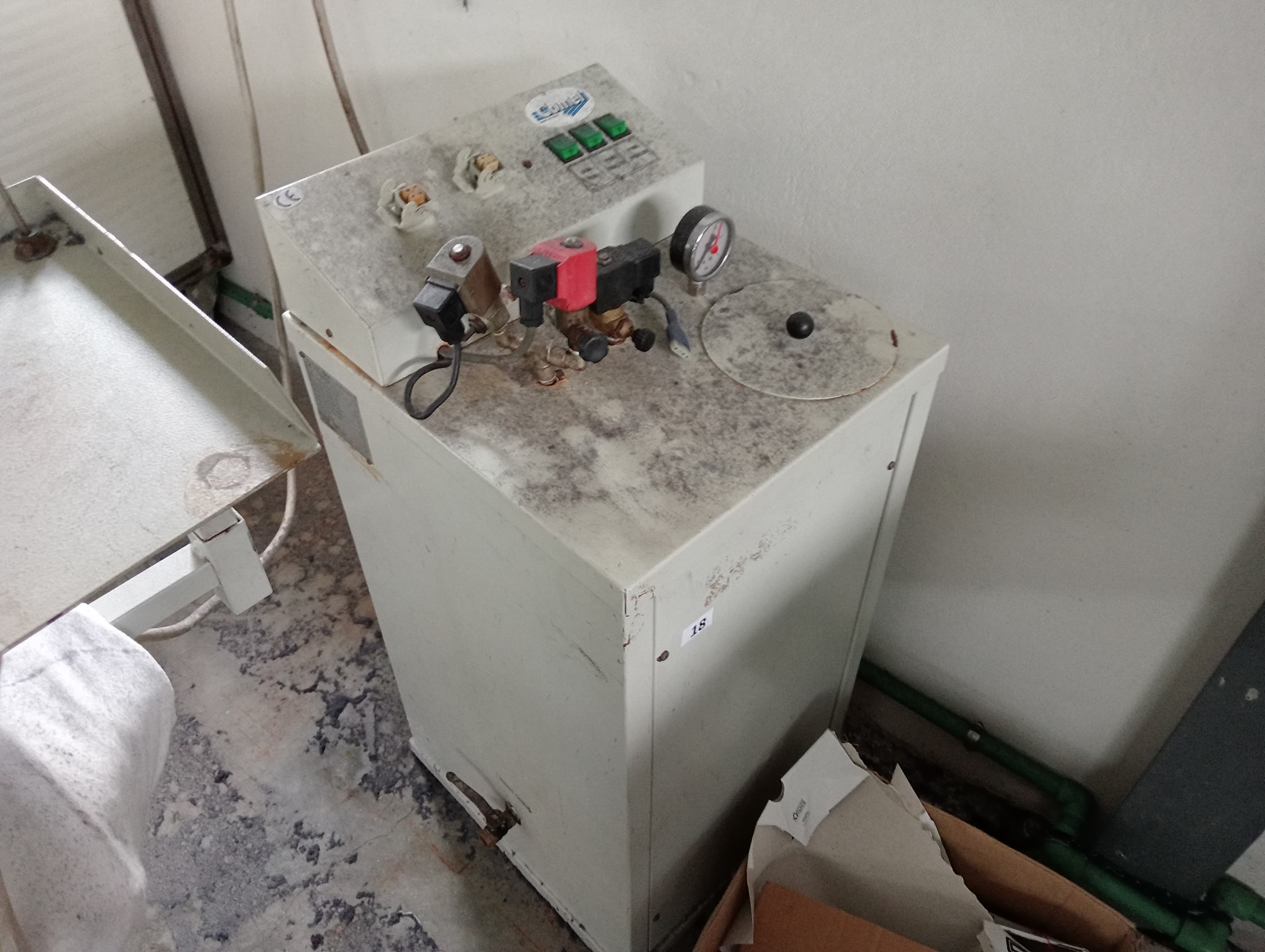 Máquina de cortar cloretes · Máquina de entretelar · Mesa de brunir — imagen 12