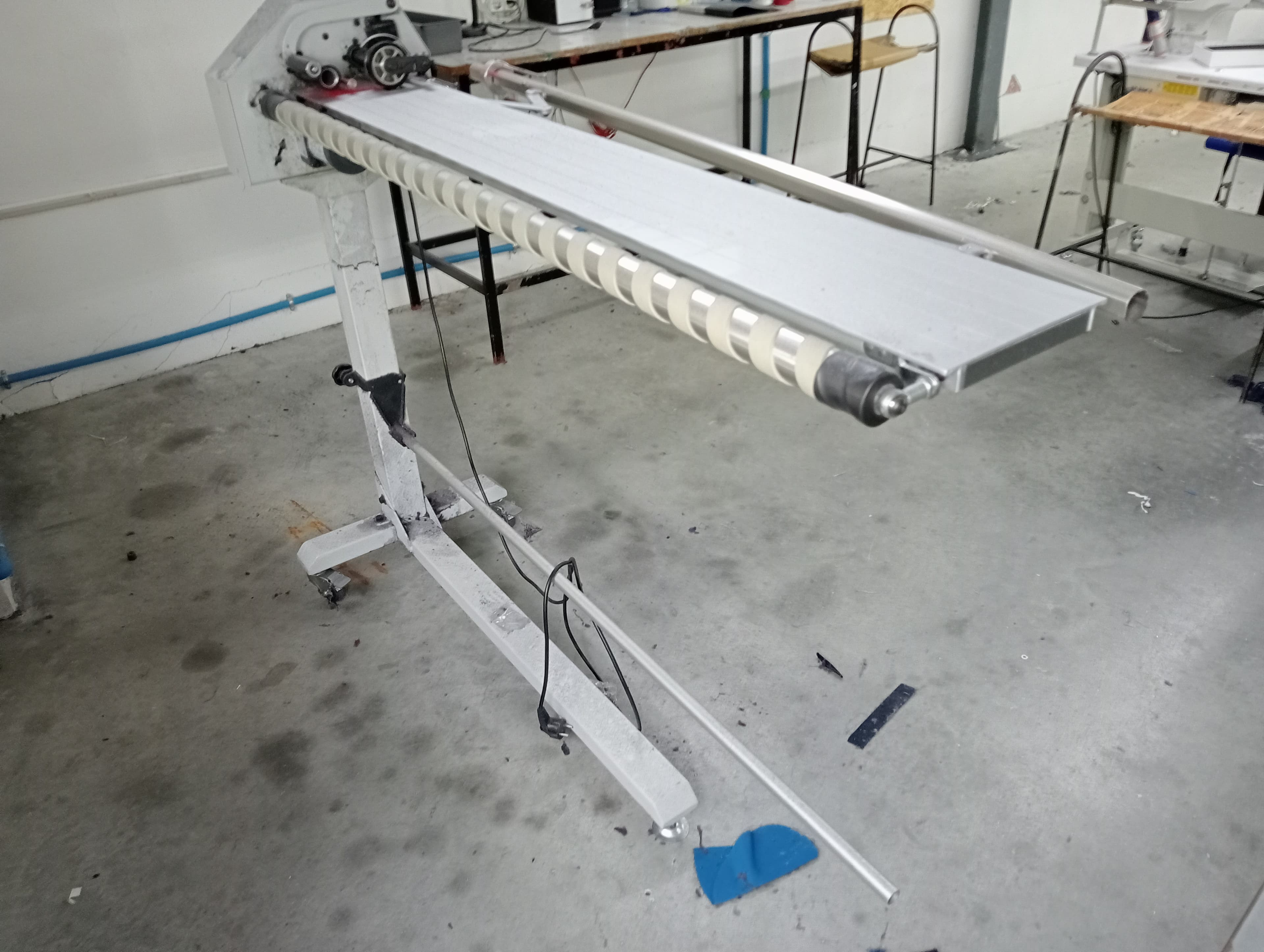 Máquina de cortar cloretes · Máquina de entretelar · Mesa de brunir — imagen 4
