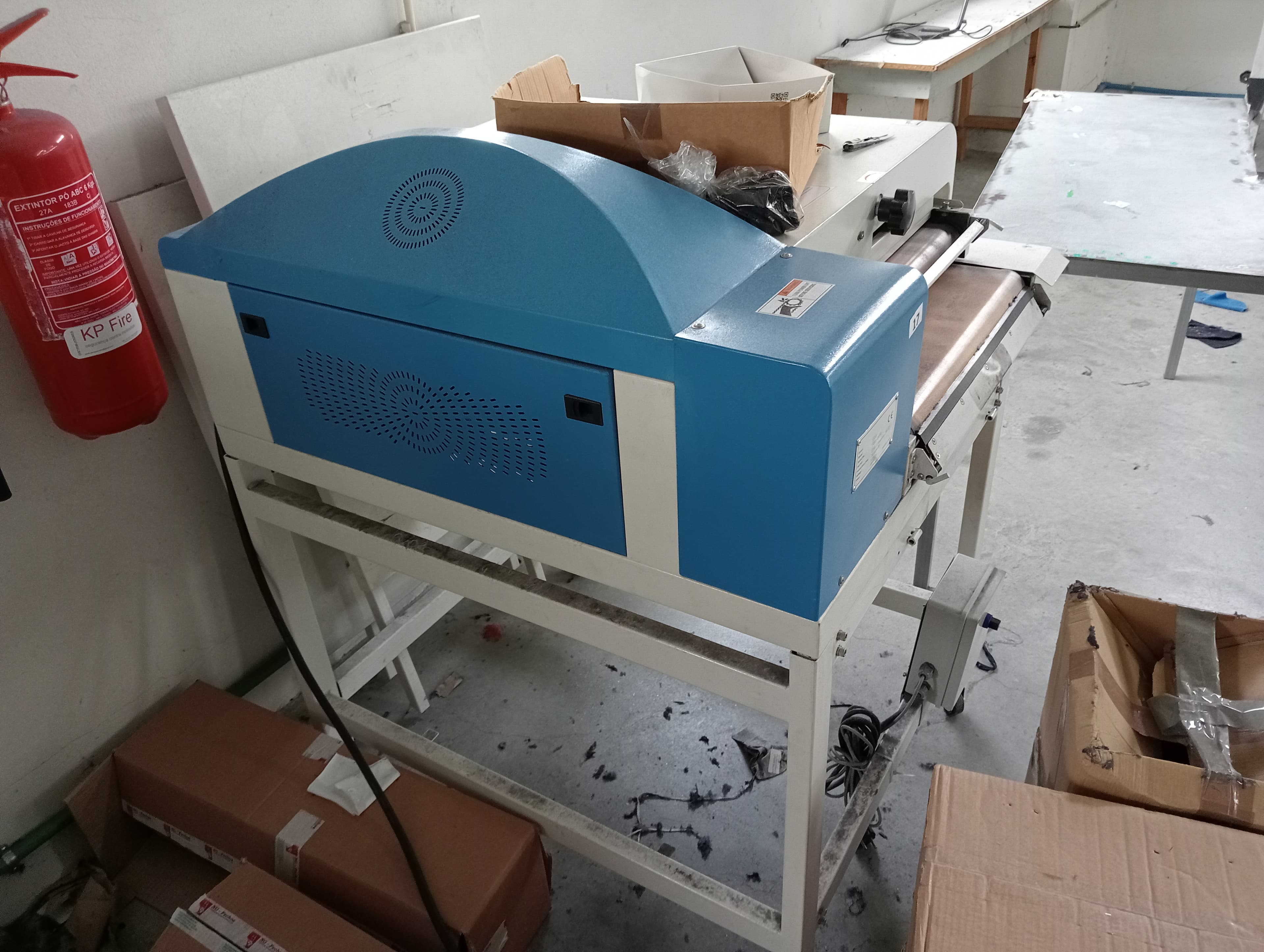 Máquina de cortar cloretes · Máquina de entretelar · Mesa de brunir — imagen 7