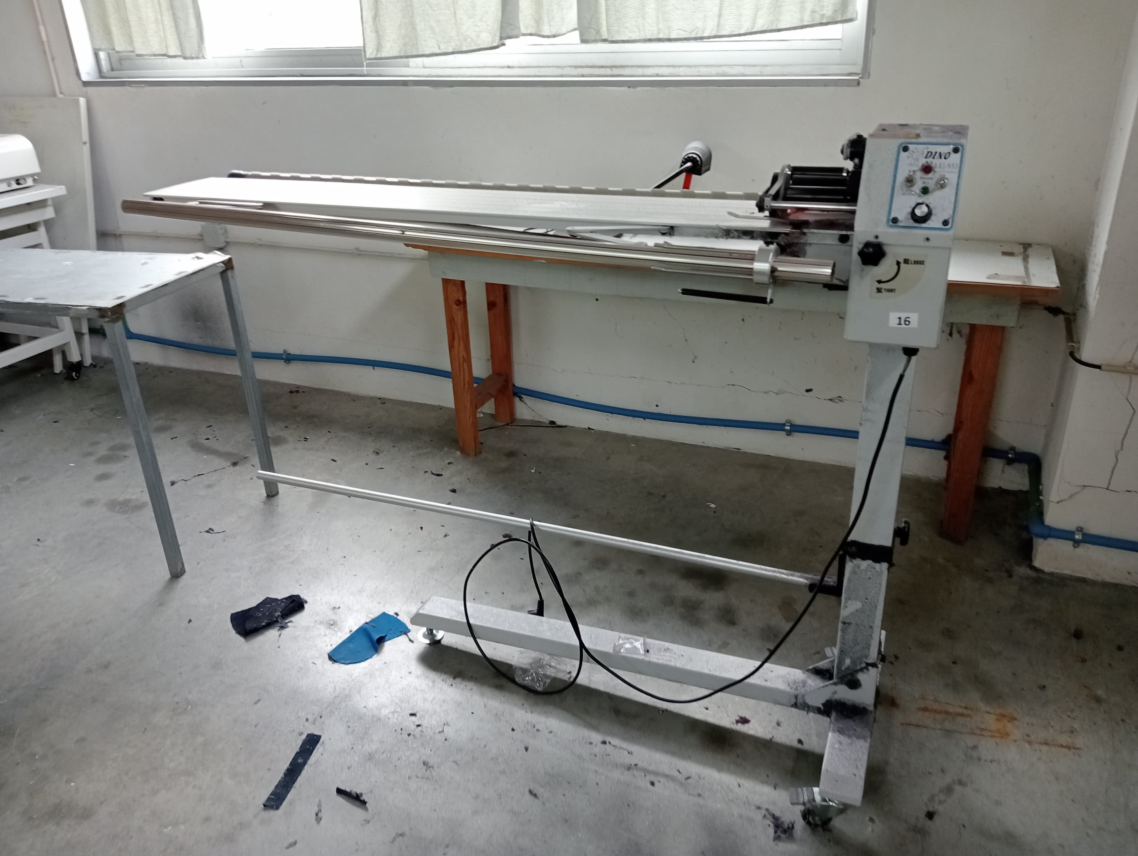 Máquina de cortar cloretes · Máquina de entretelar · Mesa de brunir