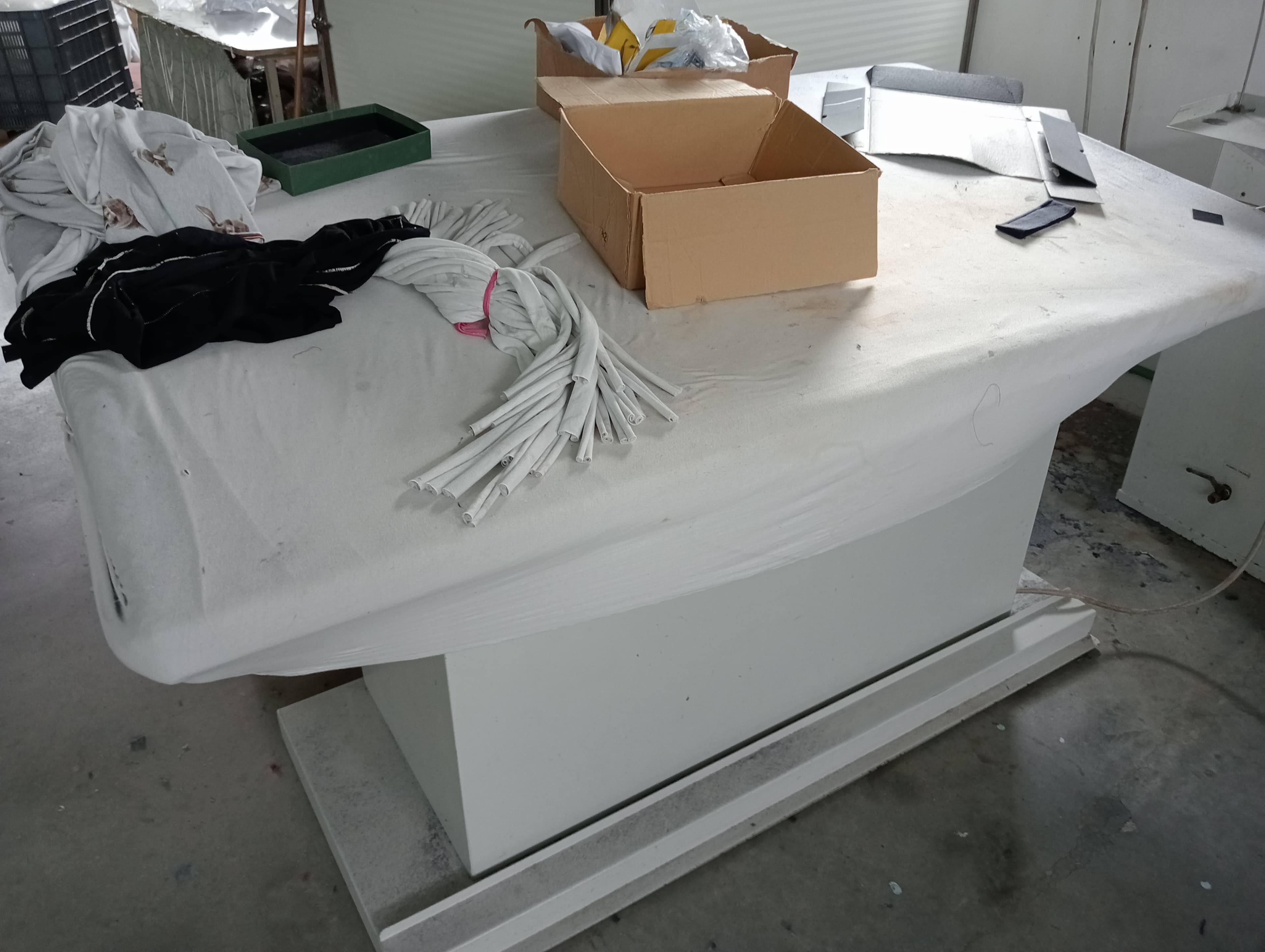 Máquina de cortar cloretes · Máquina de entretelar · Mesa de brunir — imagen 11