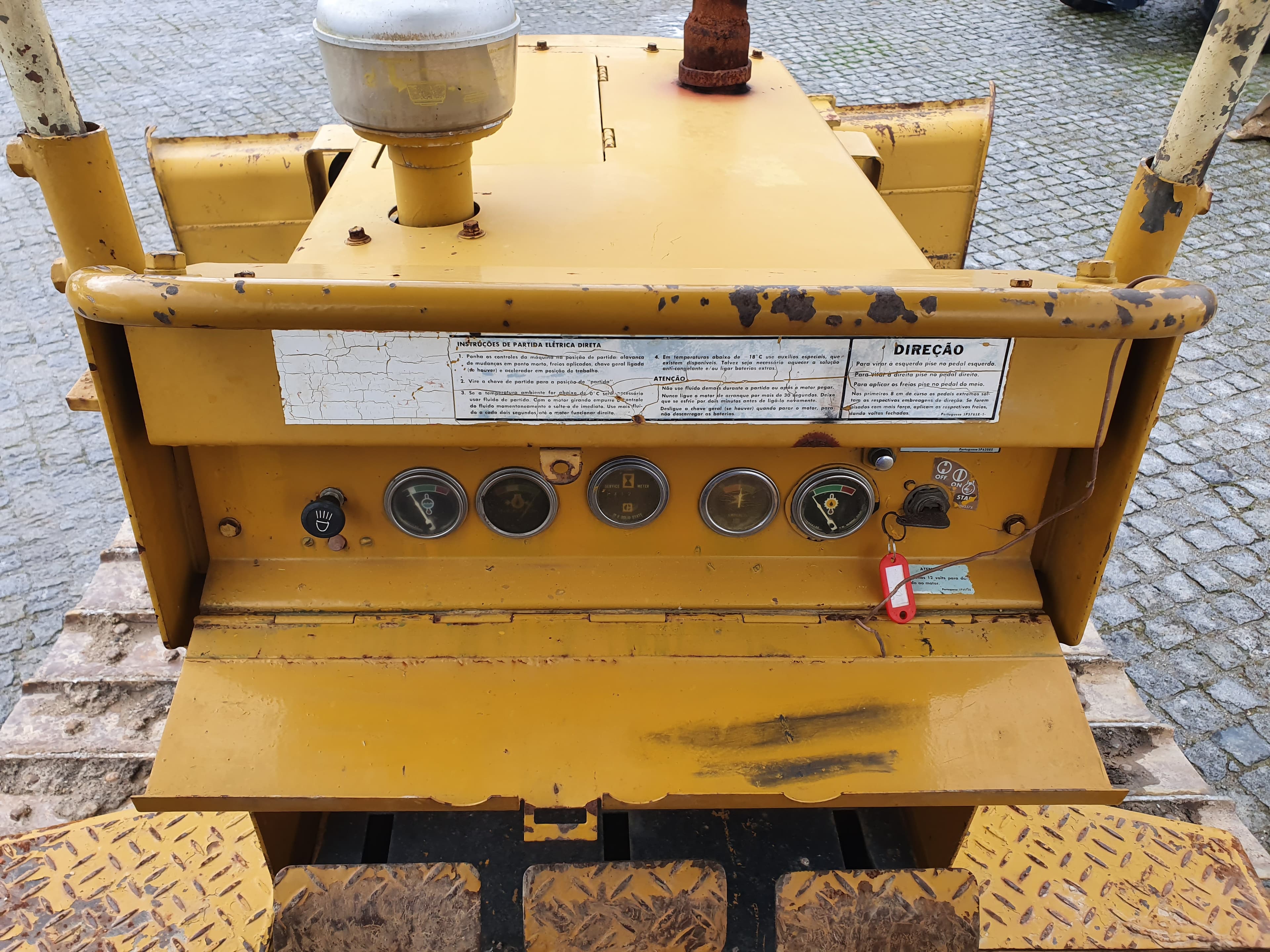 Buldozer Caterpillar D3 — imagem 15