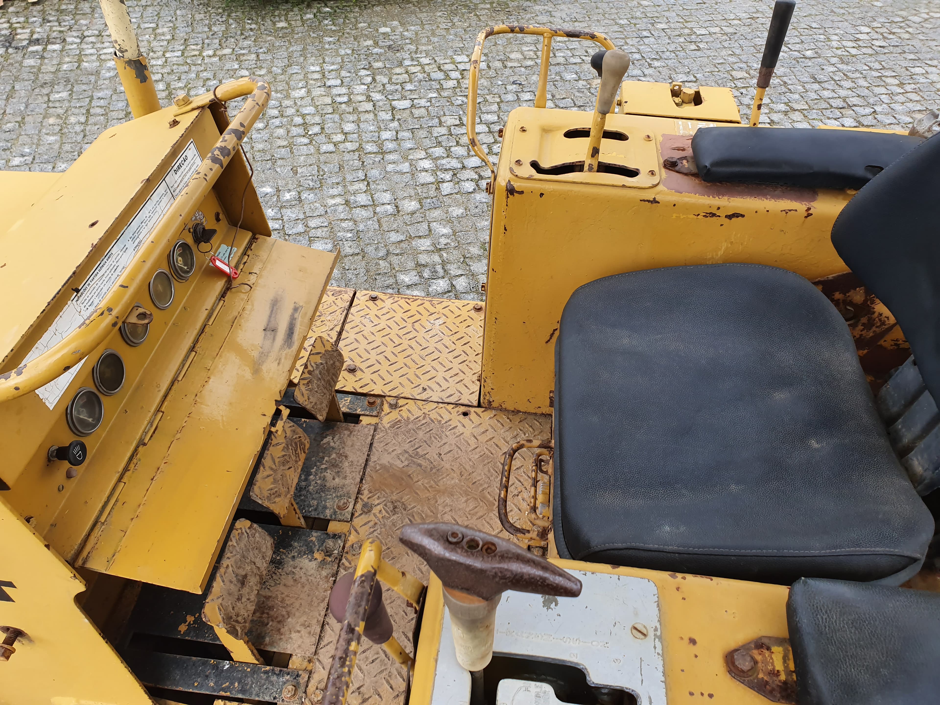 Buldozer Caterpillar D3 — imagem 13