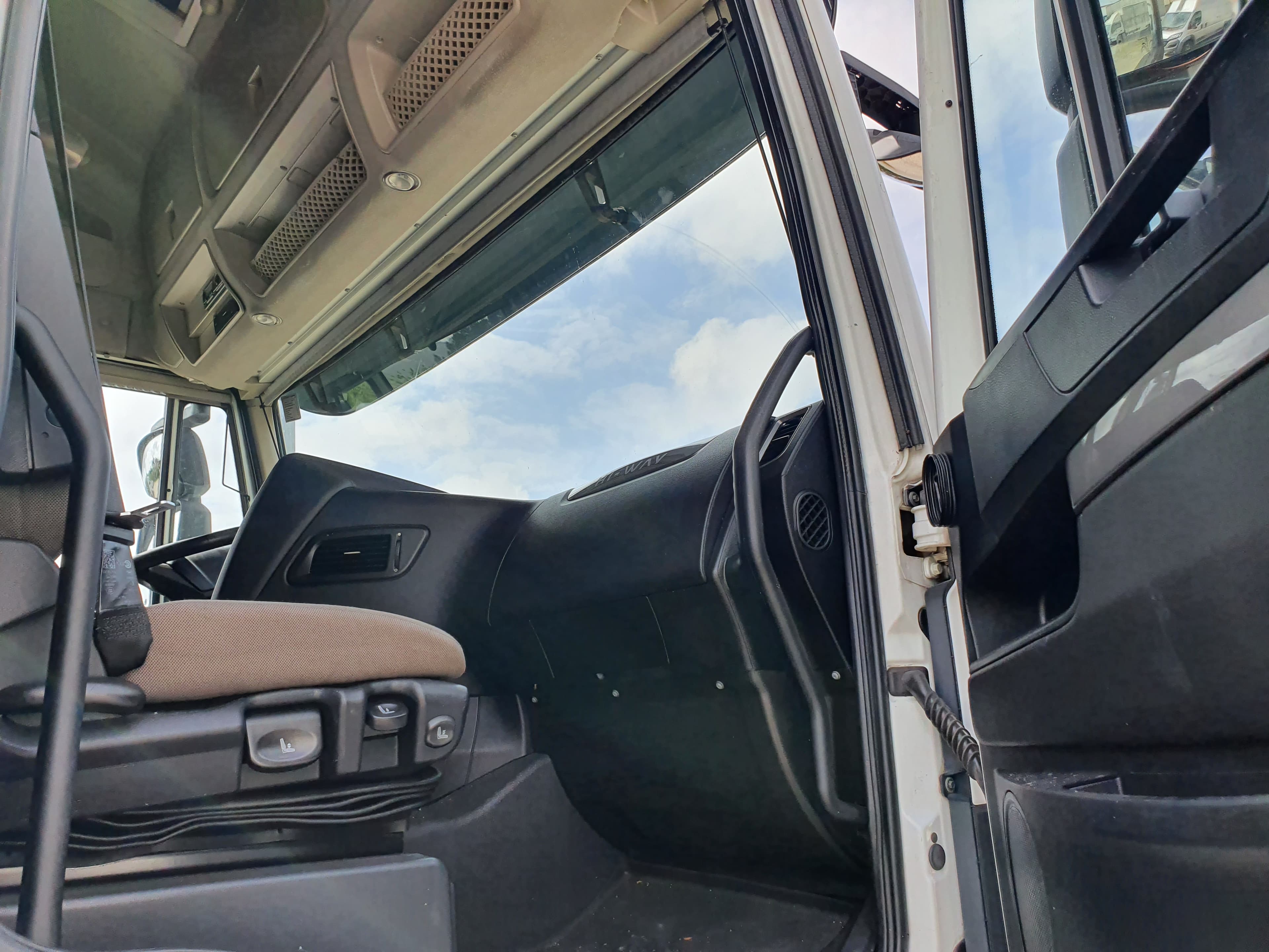 Iveco 460 · Ano 2014 — image 19