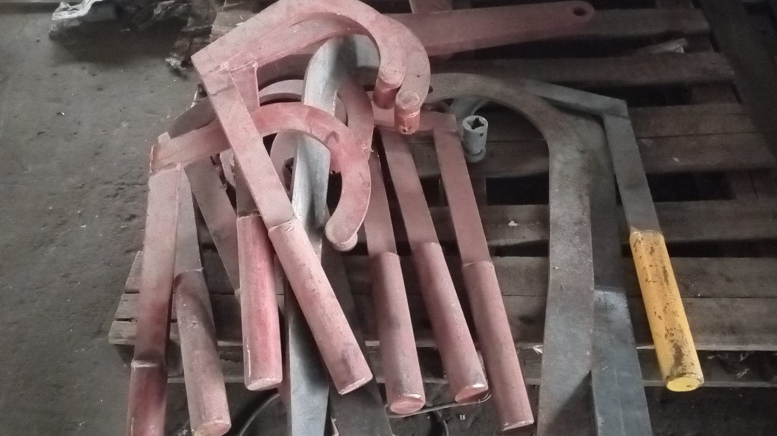 Peças metálicas — image 1