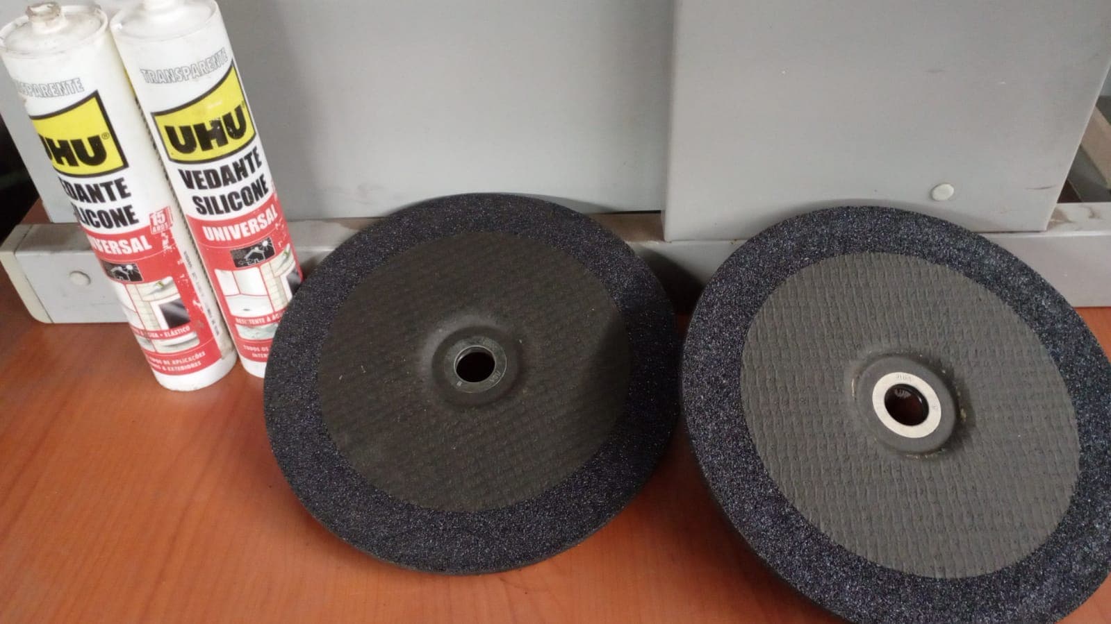 Sprays para soldadura. + Discos para limar e silicones. + Mangueiras para teste de freio. + Mangueiras para teste de freio. — imagem 3