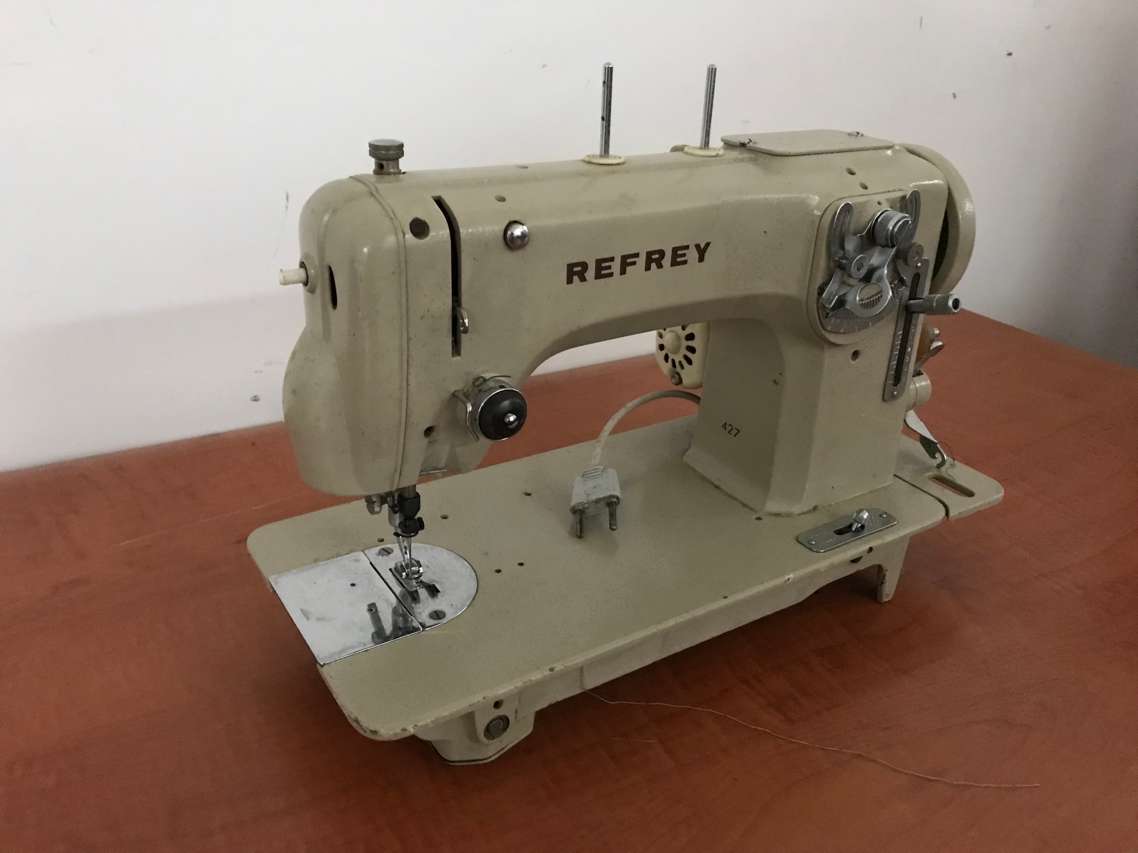 Máquina de Coser Refrey — imagen 8